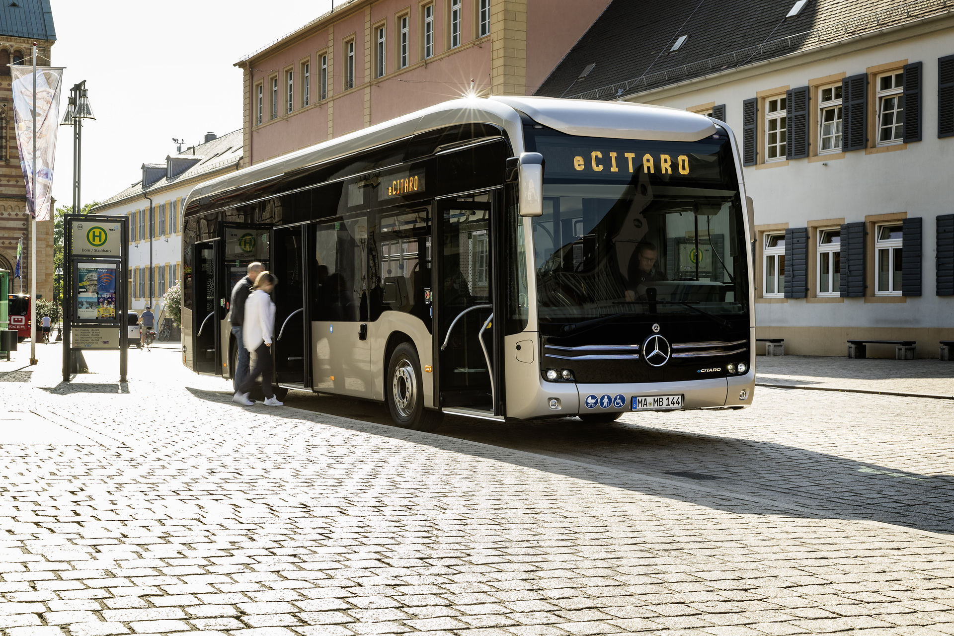 Mercedes-Benz eCitaro mit vollelektrischem Antrieb, Exterieur, rauchsilber metallic, 2 x elektrischer Radnabenmotor, 2 x 125 kW, 2 x 485 Nm, 12 HV-Batterie Baugruppen, 24 kWh pro HV-Batterie Baugruppe, Preventive Brake Assist, Sideguard Assist, LED-Scheinwerfer, Länge/Breite/Höhe: 12.135/2.550/3.400 mm, Beförderungskapazität: 1/80 Mercedes-Benz eCitaro