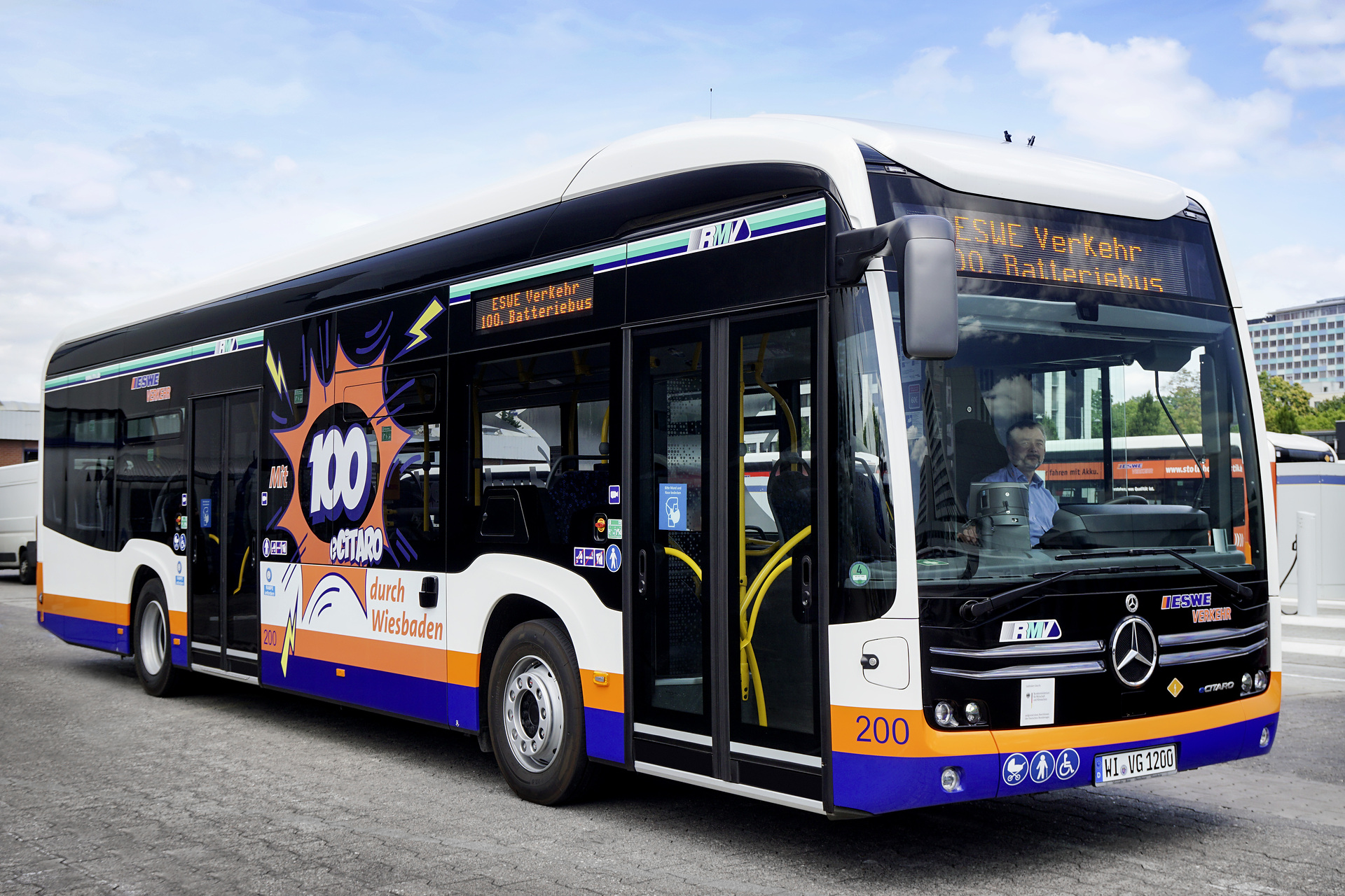 Busübergabe: 100. Mercedes-Benz eCitaro für ESWE Verkehrsgesellschaft Wiesbaden, Fahrzeug: eCitaro mit vollelektrischem Antrieb, Zweitürer, Exterieur, weiß, 2 x elektrischer Radnabenmotor, 2 x 125 kW, 2 x 485 Nm, 7 HV-Batterie Baugruppen, 63 kWh pro Batterie-Baugruppe, Preventive Brake Assist, Sideguard Assist, WLAN-Router, LED-Scheinwerfer, Länge/Breite/Höhe: 12.135 /2.550/3.400 mm, Beförderungskapazität: 1/86 Die Stadt der 100 eCitaro: ESWE Verkehr in Wiesbaden erhält Jubiläumsbus