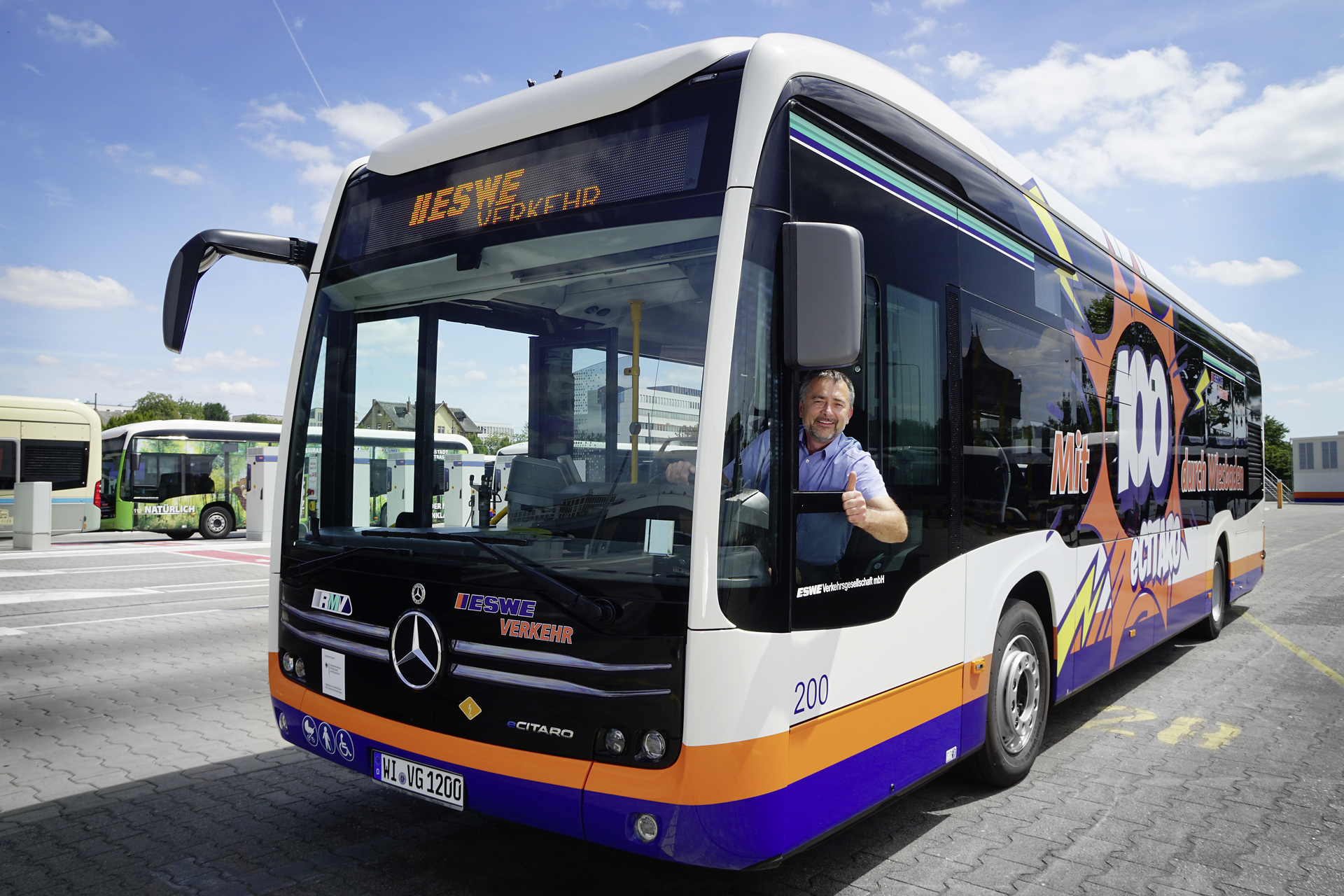 Busübergabe: 100. Mercedes-Benz eCitaro für ESWE Verkehrsgesellschaft Wiesbaden, Fahrzeug: eCitaro mit vollelektrischem Antrieb, Zweitürer, Exterieur, weiß, 2 x elektrischer Radnabenmotor, 2 x 125 kW, 2 x 485 Nm, 7 HV-Batterie Baugruppen, 63 kWh pro Batterie-Baugruppe, Preventive Brake Assist, Sideguard Assist, WLAN-Router, LED-Scheinwerfer, Länge/Breite/Höhe: 12.135 /2.550/3.400 mm, Beförderungskapazität: 1/86 Die Stadt der 100 eCitaro: ESWE Verkehr in Wiesbaden erhält Jubiläumsbus