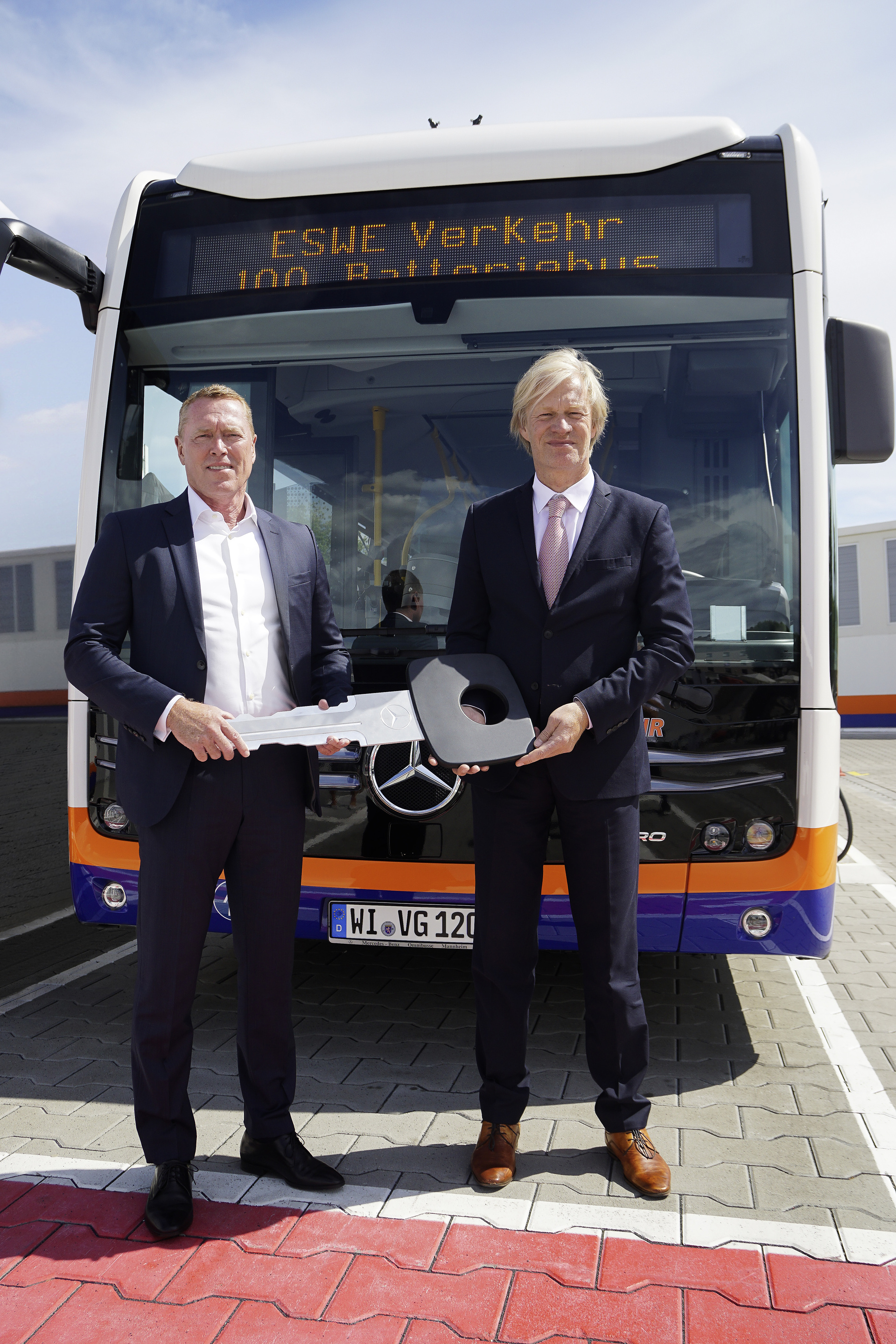 Busübergabe: 100. Mercedes-Benz eCitaro für ESWE Verkehrsgesellschaft Wiesbaden, von links nach rechts: Rüdiger Kappel (Leiter Daimler Buses Vertrieb ÖPNV Deutschland), Jan Görnemann (Geschäftsführer ESWE Verkehrsgesellschaft Wiesbaden), Fahrzeug: eCitaro mit vollelektrischem Antrieb, Zweitürer, Exterieur, weiß, 2 x elektrischer Radnabenmotor, 2 x 125 kW, 2 x 485 Nm, 7 HV-Batterie Baugruppen, 63 kWh pro Batterie-Baugruppe, Preventive Brake Assist, Sideguard Assist, WLAN-Router, LED-Scheinwerfer, Länge/Breite/Höhe: 12.135 /2.550/3.400 mm, Beförderungskapazität: 1/86 Die Stadt der 100 eCitaro: ESWE Verkehr in Wiesbaden erhält Jubiläumsbus