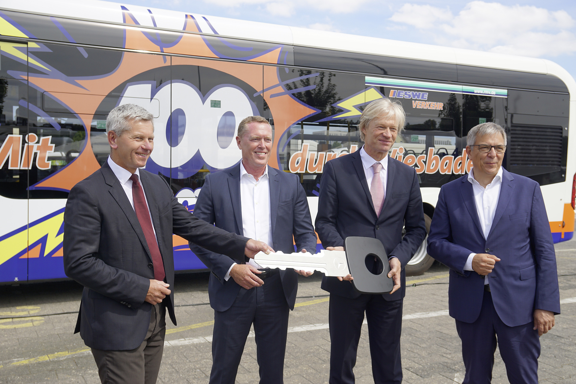 Busübergabe: 100. Mercedes-Benz eCitaro für ESWE Verkehrsgesellschaft Wiesbaden, von links nach rechts: Andreas Kowol (Verkehrsdezernent Wiesbaden und Aufsichtsratsvorsitzender ESWE Verkehrsgesellschaft Wiesbaden), Rüdiger Kappel (Leiter Vertrieb Daimler Buses ÖPNV Deutschland), Jan Görnemann (Geschäftsführer ESWE Verkehrsgesellschaft Wiesbaden), Gert-Uwe Mende (Oberbürgermeister Wiesbaden), Fahrzeug: eCitaro mit vollelektrischem Antrieb, Zweitürer, Exterieur, weiß, 2 x elektrischer Radnabenmotor, 2 x 125 kW, 2 x 485 Nm, 7 HV-Batterie Baugruppen, 63 kWh pro Batterie-Baugruppe, Preventive Brake Assist, Sideguard Assist, WLAN-Router, LED-Scheinwerfer, Länge/Breite/Höhe: 12.135 /2.550/3.400 mm, Beförderungskapazität: 1/86 Die Stadt der 100 eCitaro: ESWE Verkehr in Wiesbaden erhält Jubiläumsbus