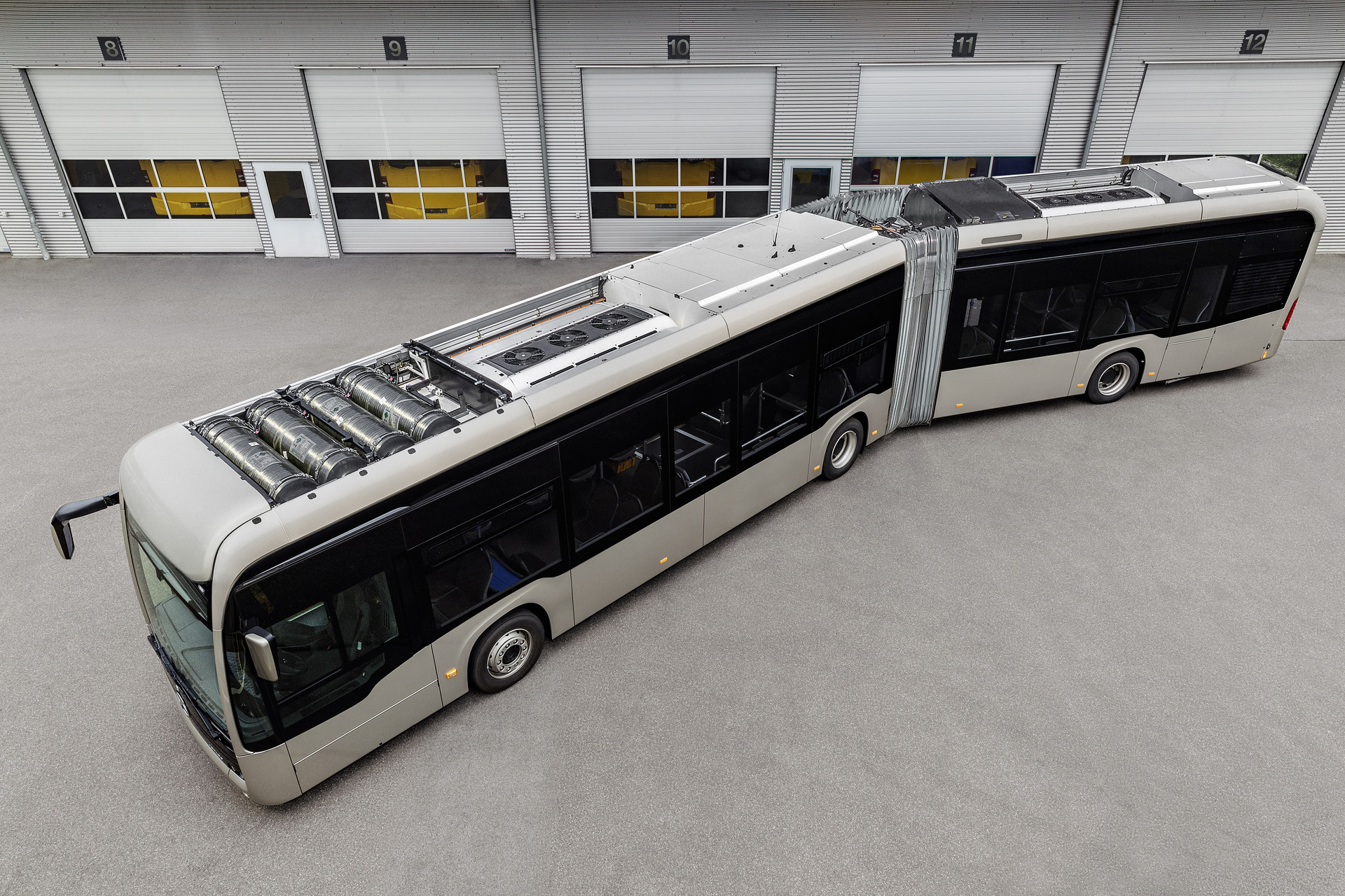 Mercedes-Benz eCitaro G Range Extender mit vollelektrischem Antrieb, NMC 3 Batterie, Brennstoffzelle, Wasserstofftanks, Exterieur: rauchsilber metallic, 2 x elektrischer Radnabenmotor, 2 x 125 kW, 2 x 485 Nm, 98 kWh pro Batteriepaket, Dreitürer, LED-Scheinwerfer, Länge/Breite/Höhe: 18.125 /2.550/3.400 mm, Beförderungskapazität: max. 1/130 Daimler Buses feiert 25 Jahre Stadtbus-Bestseller Mercedes-Benz Citaro