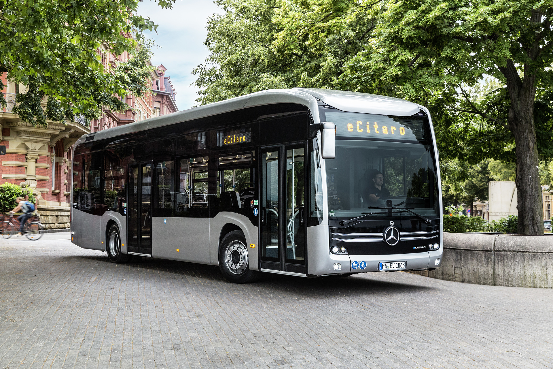 Mercedes-Benz eCitaro mit vollelektrischem Antrieb, Exterieur, anthrazit metallic, 2 x elektrischer Radnabenmotor, 2 x 125 kW, 2 x 485 Nm, LED-Scheinwerfer, Länge/Breite/Höhe: 12.135/2.550/3.400 mm, Beförderungskapazität: 1/86. Nach intensiven Tests: Die Regionalen Verkehrsbetriebe Baden-Wettingen (RVBW) AG in der Schweiz setzen auf den Mercedes-Benz eCitaro einschließlich Lade-Infrastruktur als schlüsselfertige Lösung