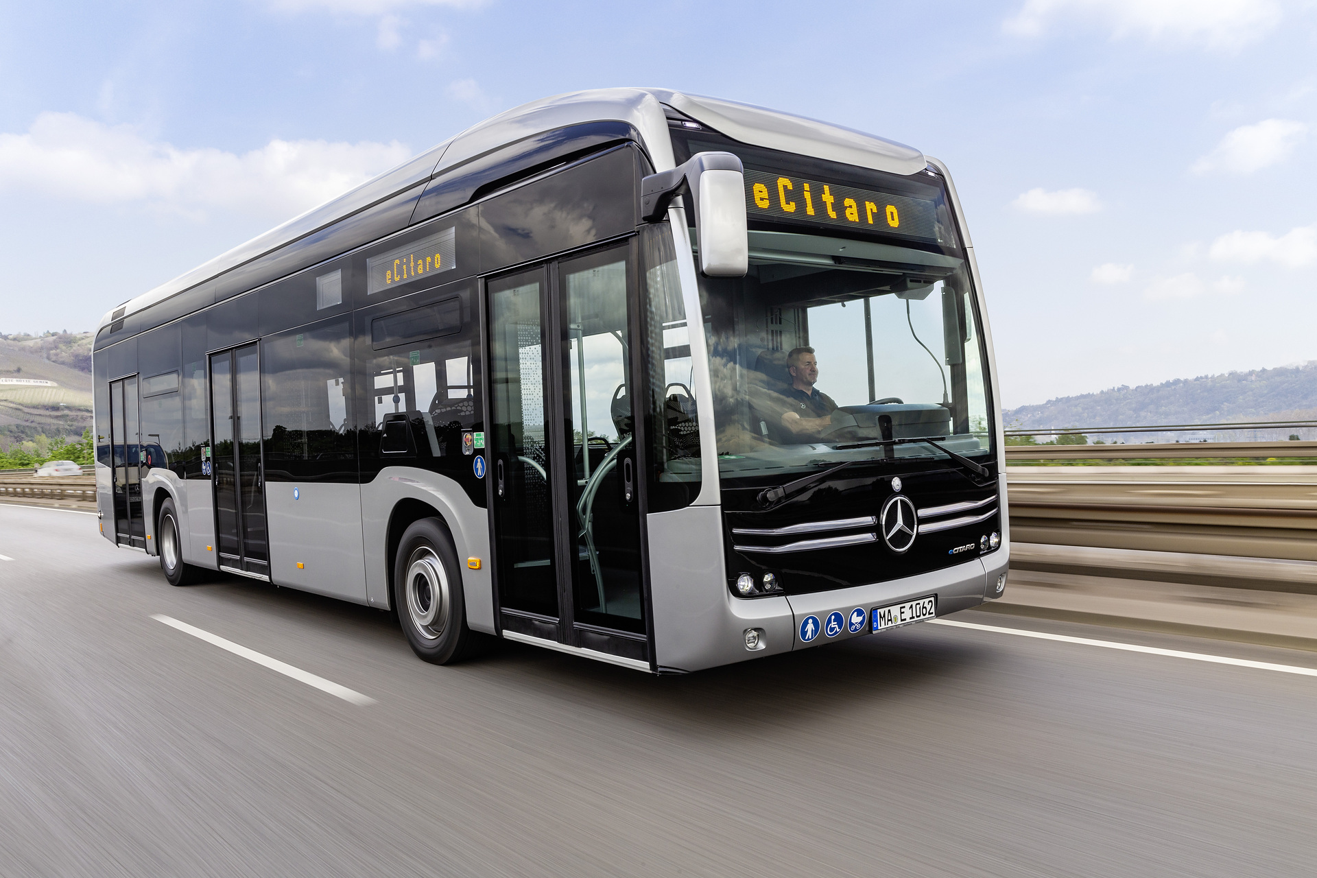 Mercedes-Benz eCitaro mit vollelektrischem Antrieb, Exterieur, anthrazit metallic, 2 x elektrischer Radnabenmotor, 2 x 125 kW, 2 x 485 Nm, LED-Scheinwerfer, Länge/Breite/Höhe: 12.135/2.550/3.400 mm, Beförderungskapazität: 1/80 Nach intensiven Tests: Die Regionalen Verkehrsbetriebe Baden-Wettingen (RVBW) AG in der Schweiz setzen auf den Mercedes-Benz eCitaro einschließlich Lade-Infrastruktur als schlüsselfertige Lösung