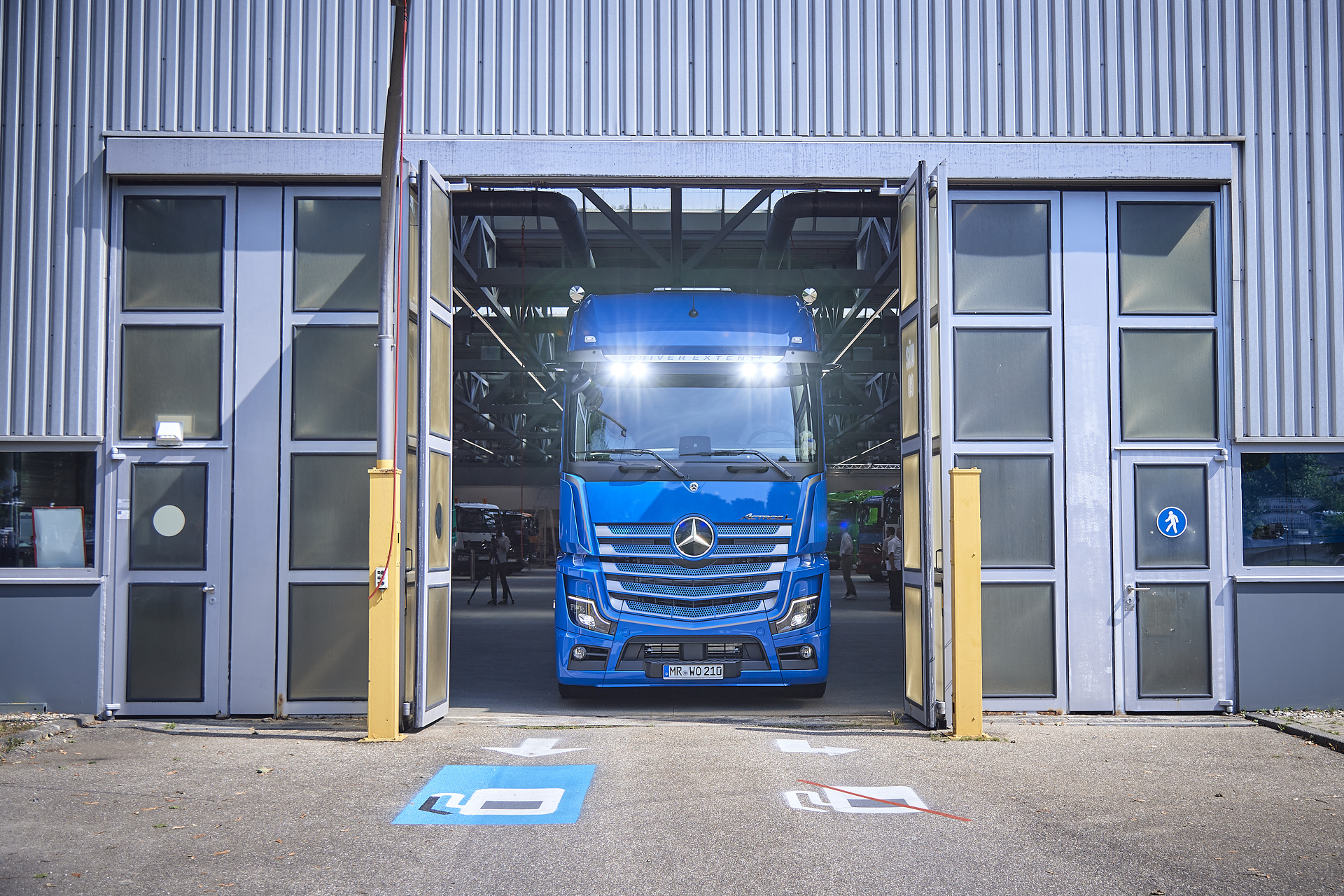 Oliver Ochs holt sein Sondermodell Mercedes-Benz Actros L Driver Extent+ ab