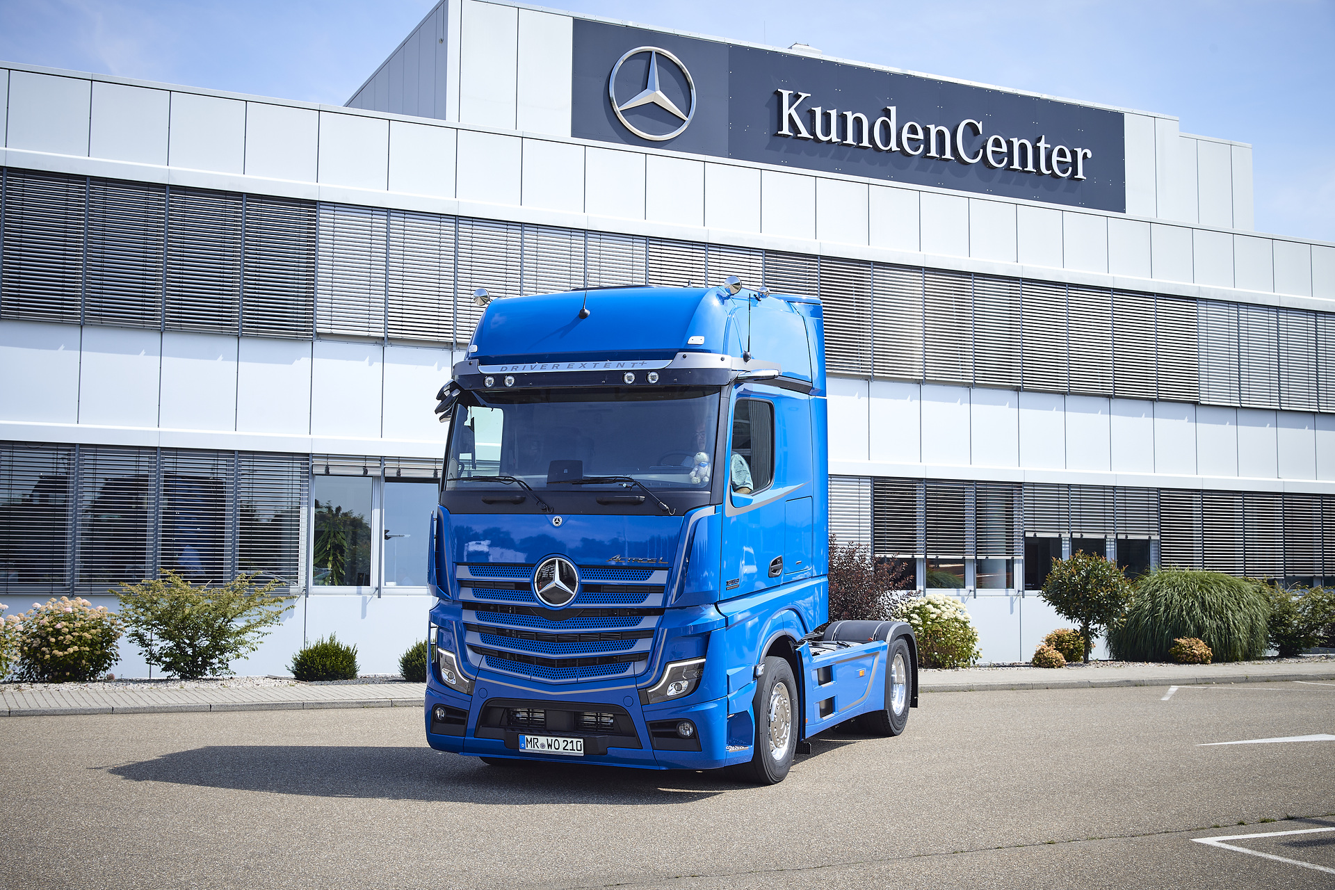 Oliver Ochs holt sein Sondermodell Mercedes-Benz Actros L Driver Extent+ ab