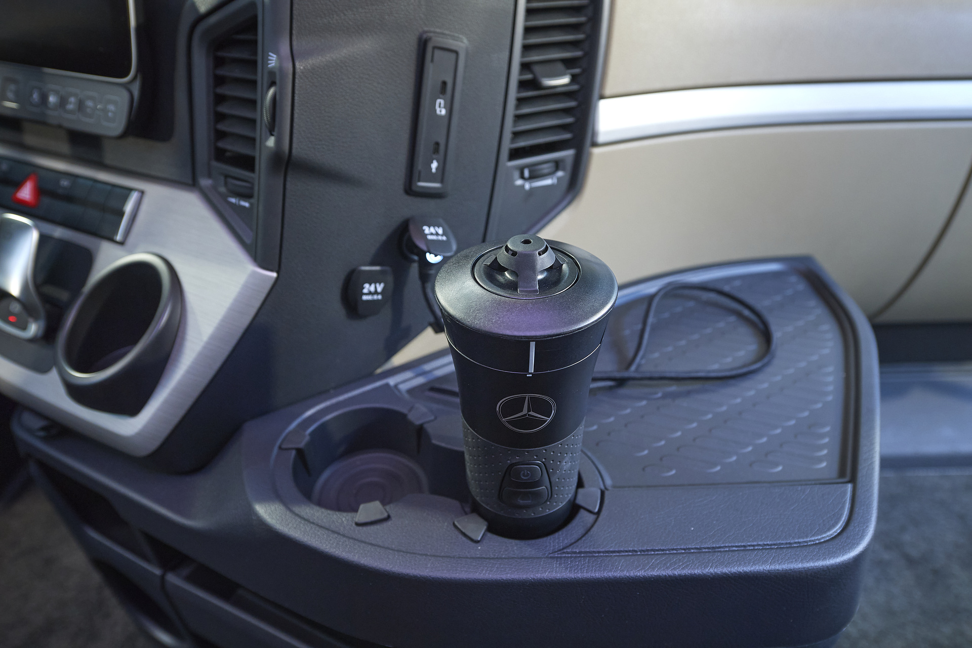 Kaffeemaschine Oliver Ochs holt sein Sondermodell Mercedes-Benz Actros L Driver Extent+ ab