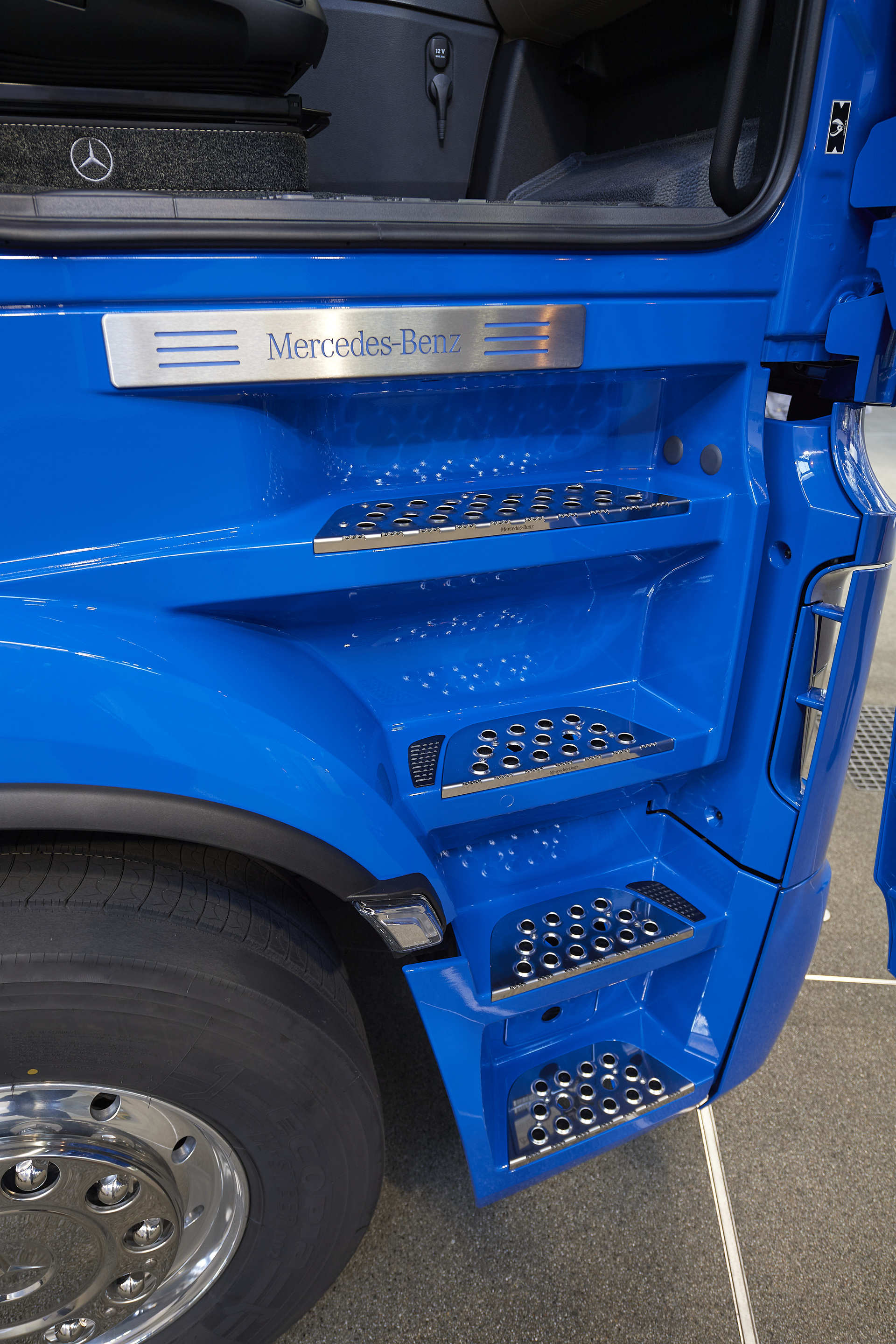 beleuchtetes Einstiegsemblems Oliver Ochs holt sein Sondermodell Mercedes-Benz Actros L Driver Extent+ ab