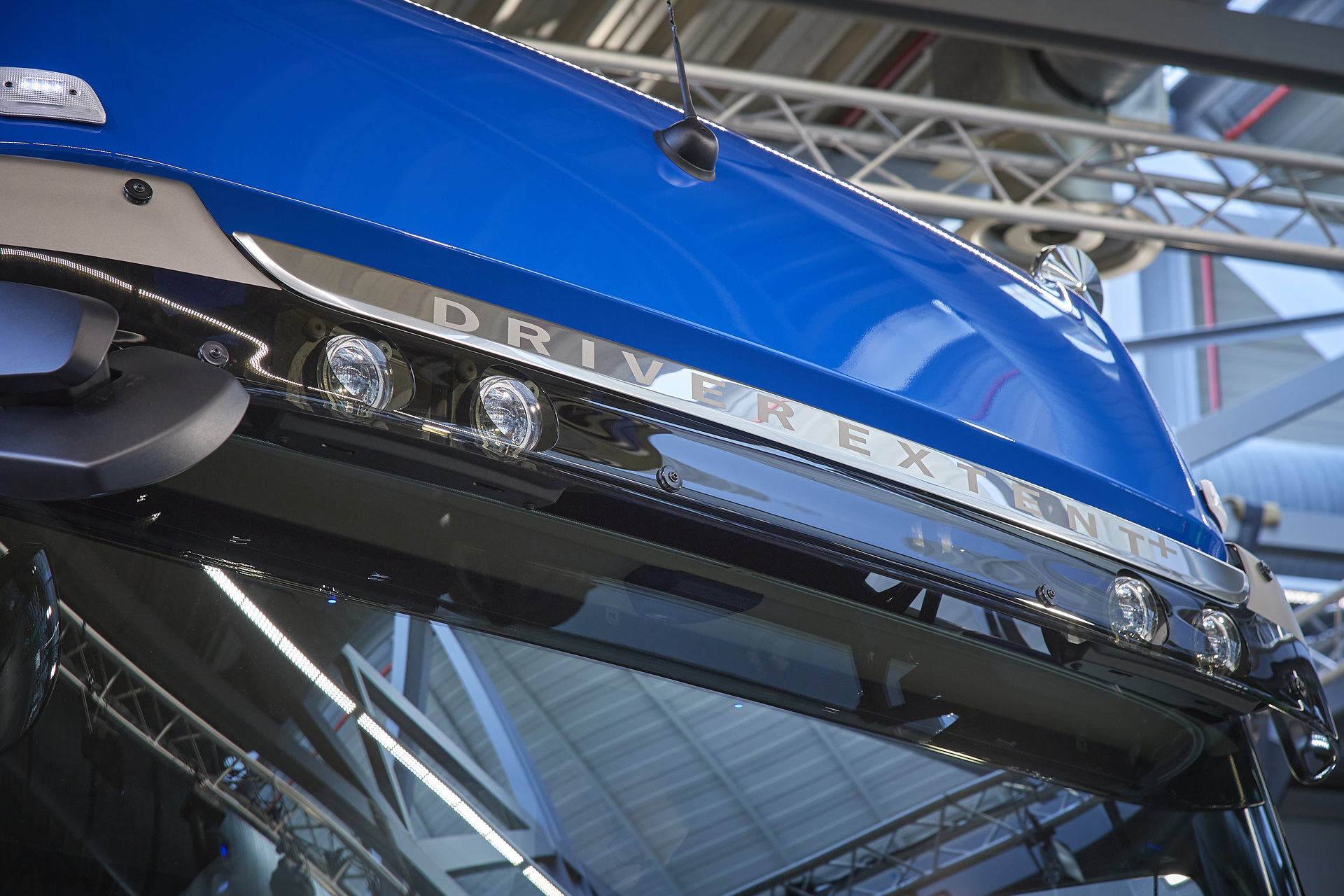 Dachscheinwerfer in der Sonnenblende Oliver Ochs holt sein Sondermodell Mercedes-Benz Actros L Driver Extent+ ab