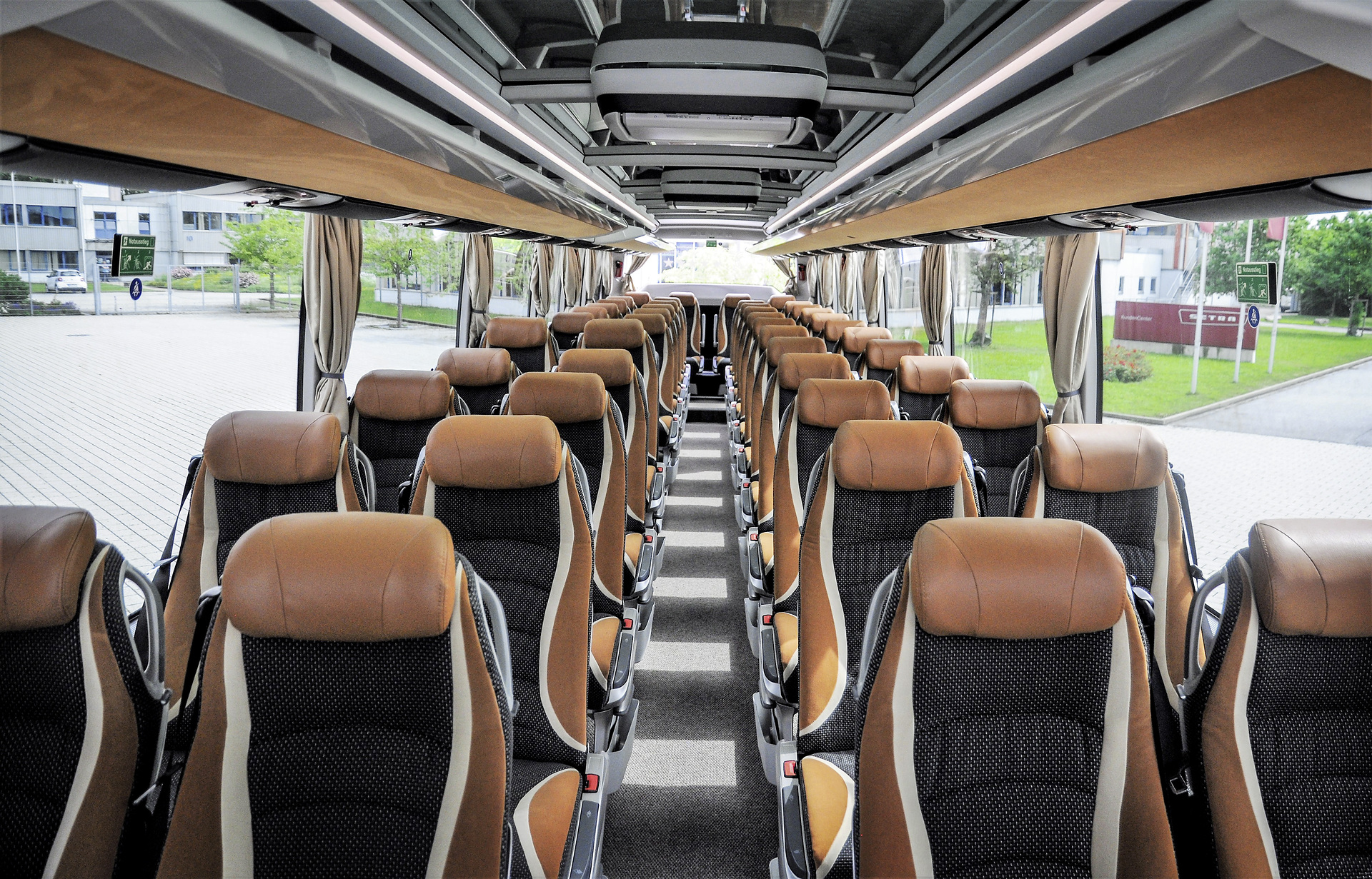 Der S 517 HDH der Blitz-Reisen GmbH ist mit 5 Sternen klassifiziert und bietet 50 Reisenden Platz. Blitz-Reisen stockt Setra Flotte auf
