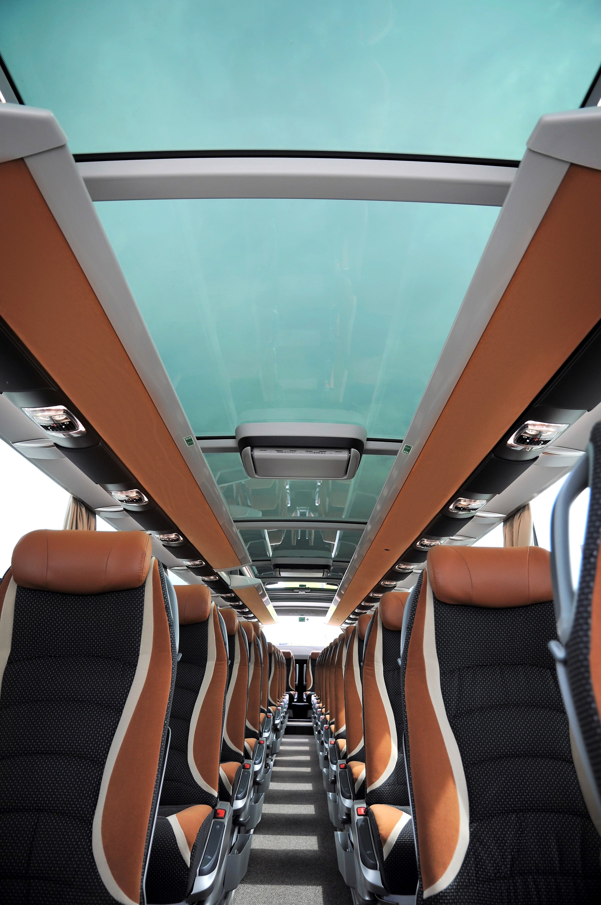 Für die Blitz-Reisen GmbH gehören Glasdächer zur Standardausrüstung ihrer Setra Busse. Blitz-Reisen stockt Setra Flotte auf