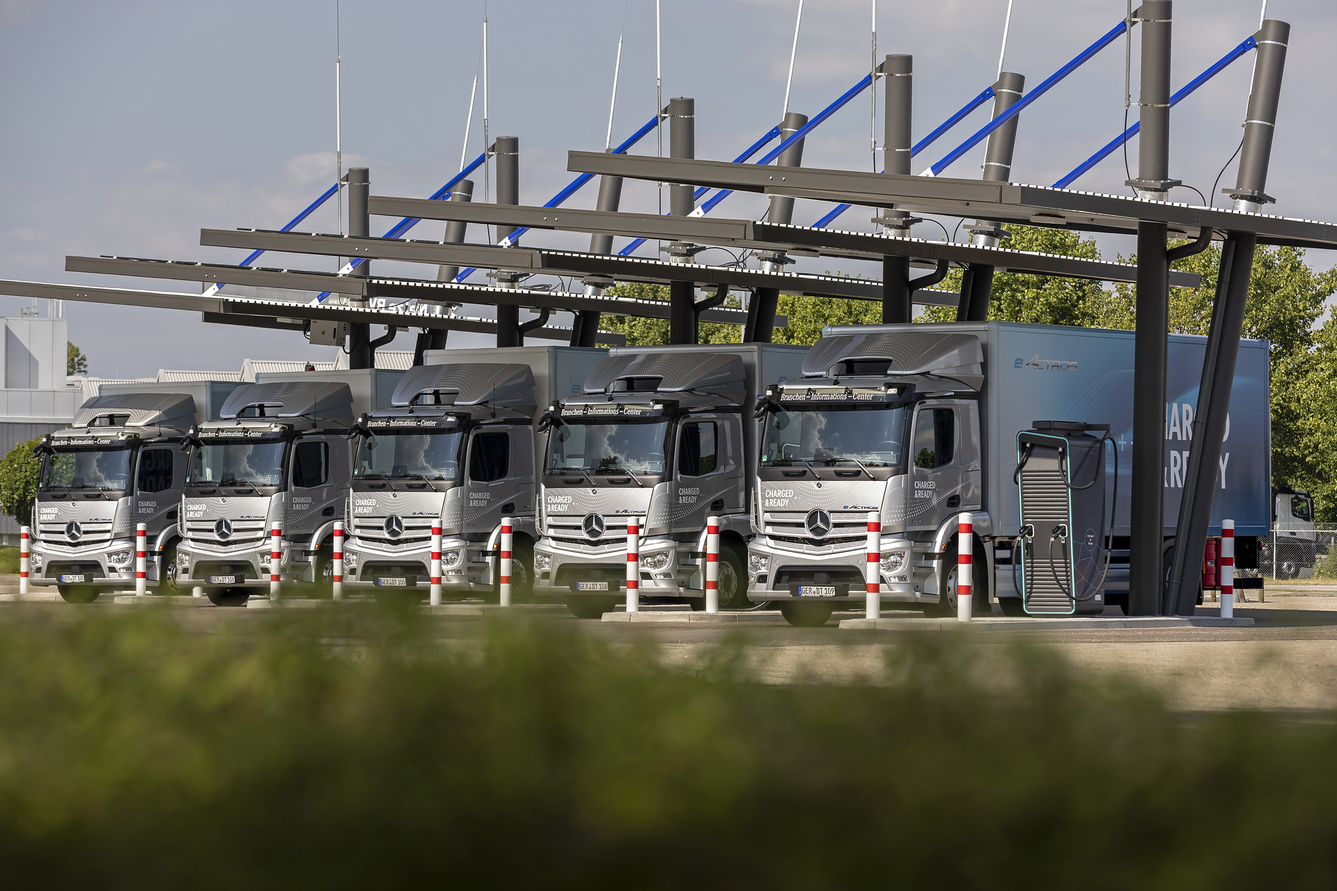 An easy gateway to electric mobility: Mercedes-Benz Trucks opens charging park for customers in Wörth An easy gateway to electric mobility: Mercedes-Benz Trucks opens charging park for customers in Wörth