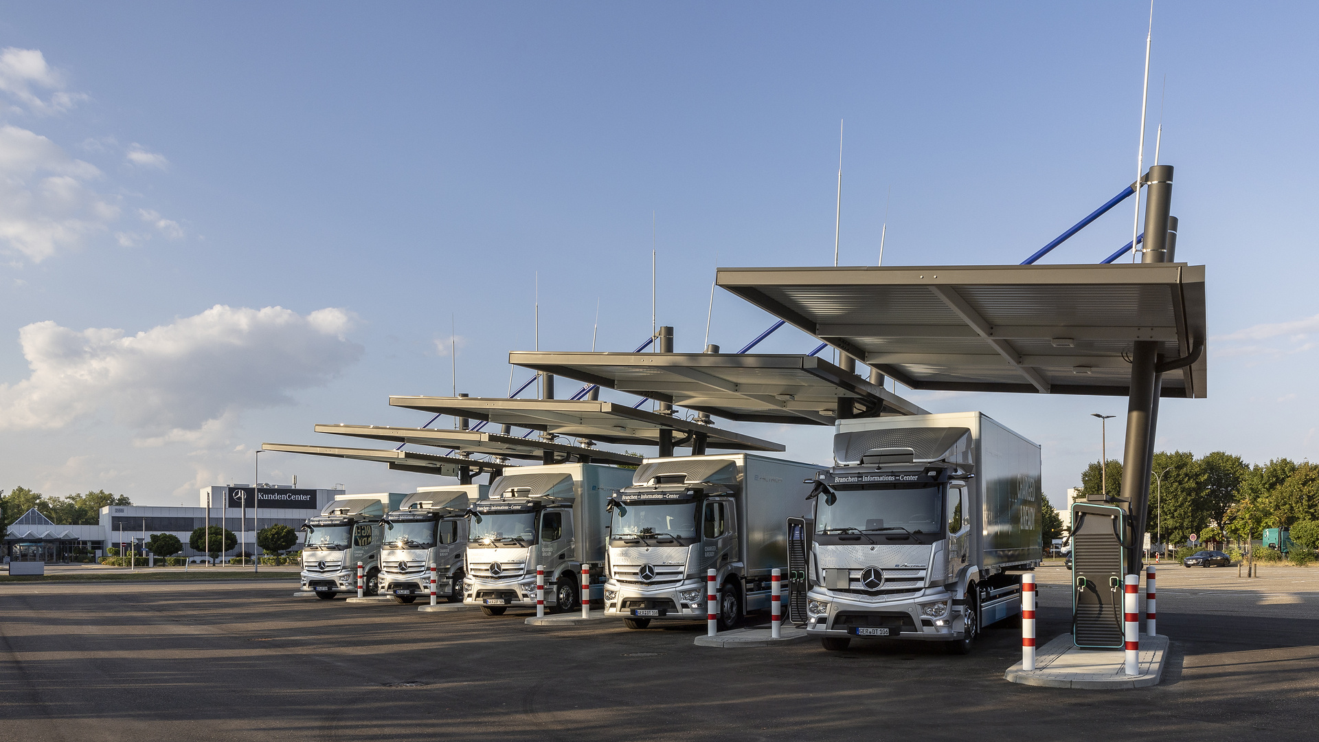 Einfacher Einstieg in die E-Mobilität: Mercedes-Benz Trucks eröffnet Ladepark für Kunden in Wörth