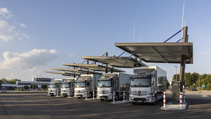 Einfacher Einstieg in die E-Mobilität: Mercedes-Benz Trucks eröffnet Ladepark für Kunden in Wörth
