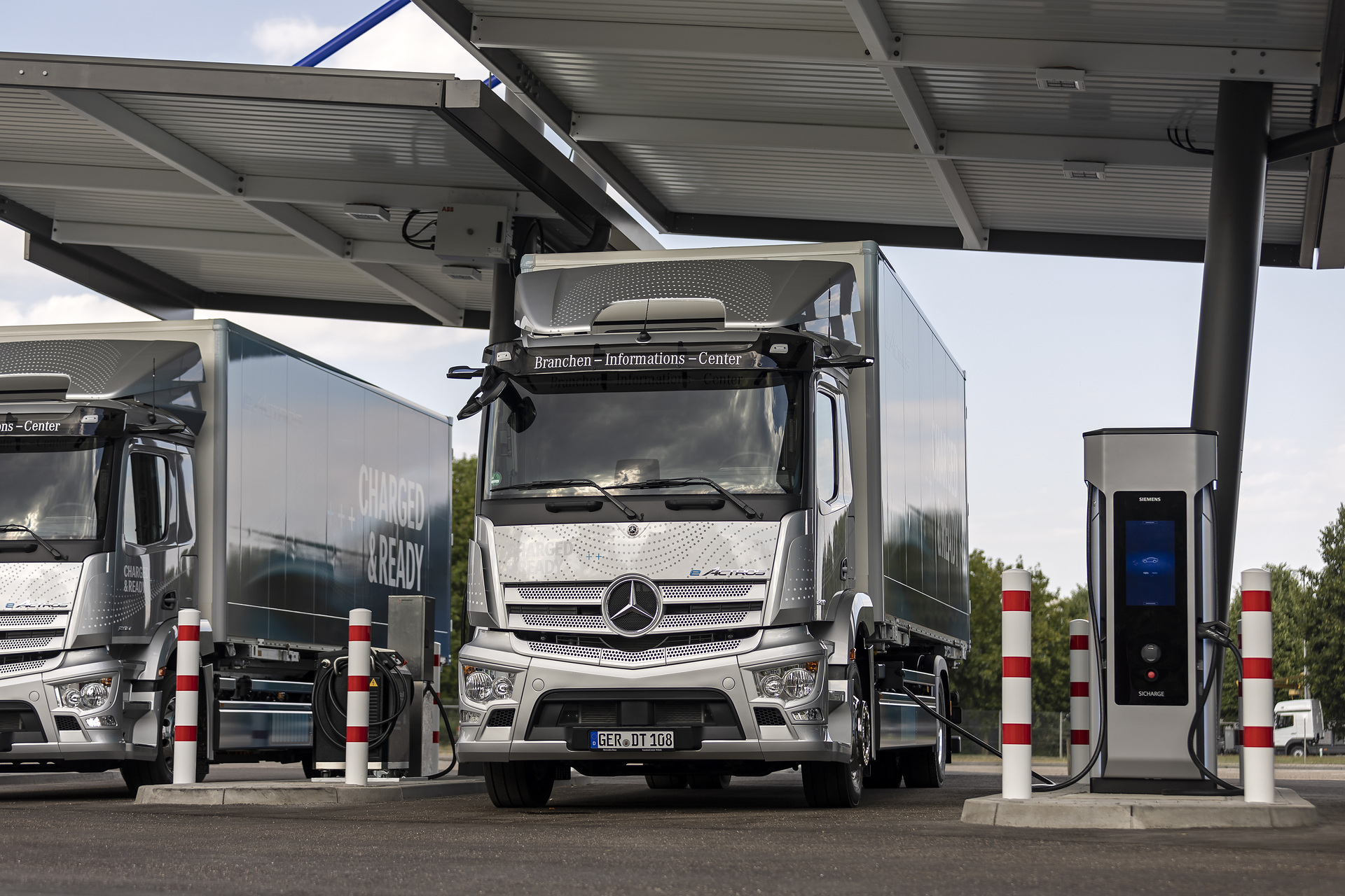 Einfacher Einstieg in die E-Mobilität: Mercedes-Benz Trucks eröffnet Ladepark für Kunden in Wörth