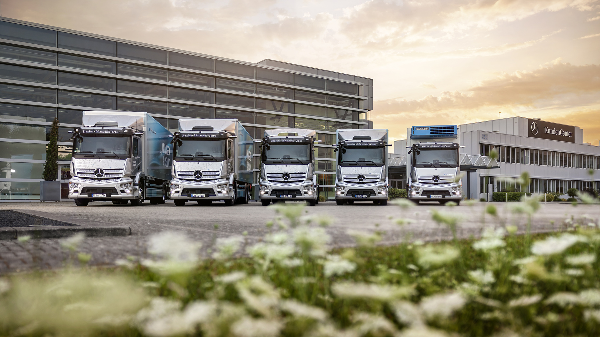 Einfacher Einstieg in die E-Mobilität: Mercedes-Benz Trucks eröffnet Ladepark für Kunden in Wörth