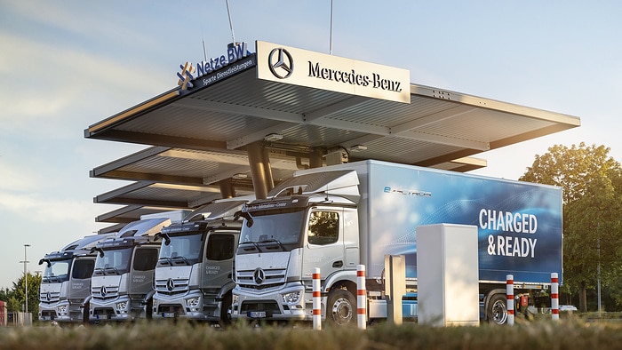 Einfacher Einstieg in die E-Mobilität: Mercedes-Benz Trucks eröffnet Ladepark für Kunden in Wörth