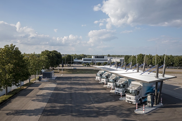 Einfacher Einstieg in die E-Mobilität: Mercedes-Benz Trucks eröffnet Ladepark für Kunden in Wörth