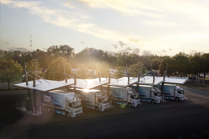 Einfacher Einstieg in die E-Mobilität: Mercedes-Benz Trucks eröffnet Ladepark für Kunden in Wörth