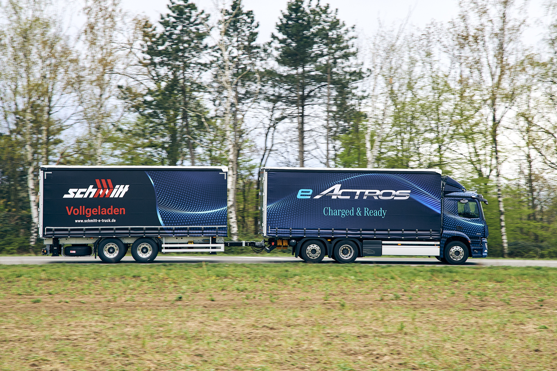 40 Tonnen Gesamtgewicht: batterieelektrischer eActros fährt jetzt mit Anhänger im Nordschwarzwald