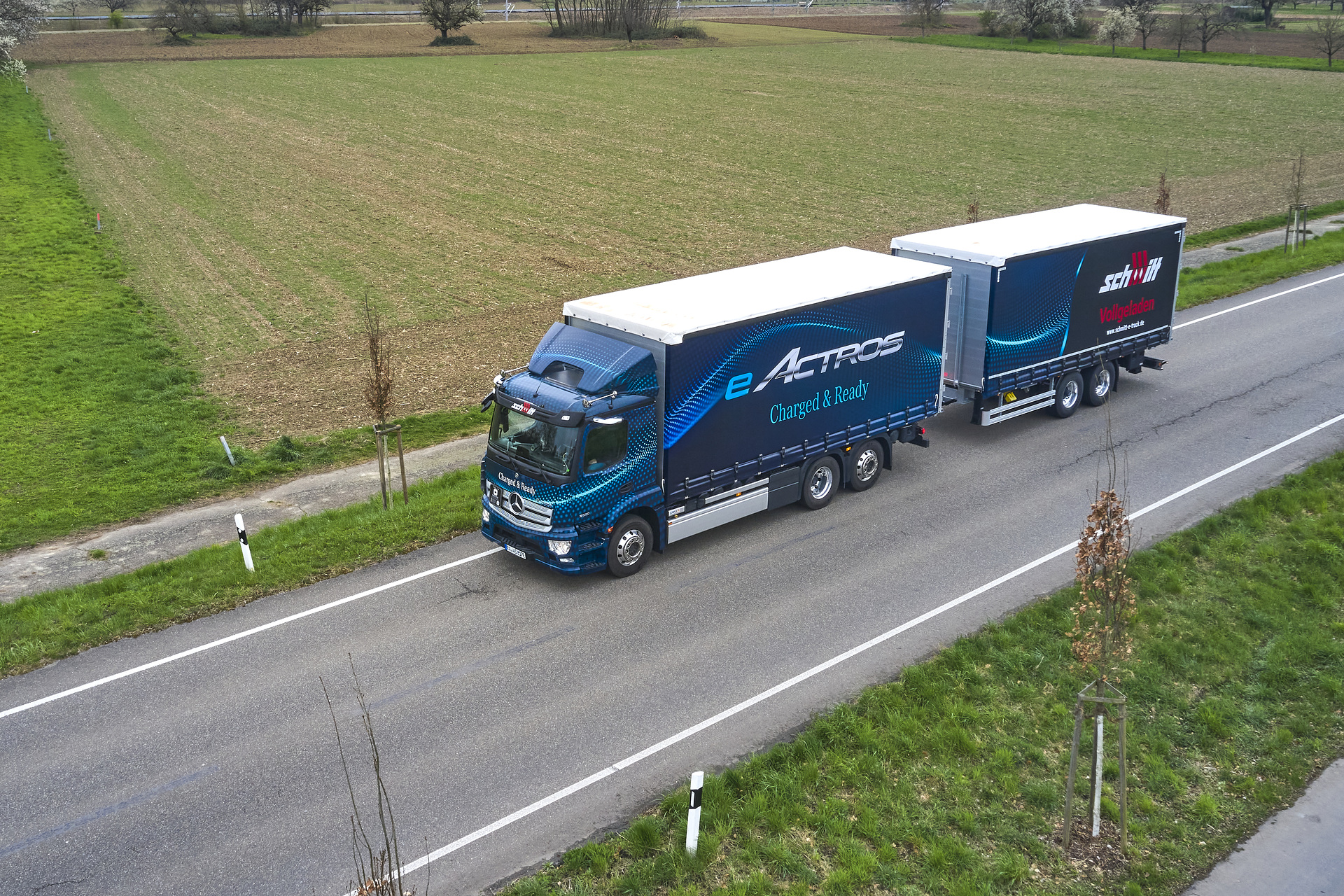 Gross total weight of 40 tons: the battery-powered eActros now on the road in the northern Black Forest with a trailer