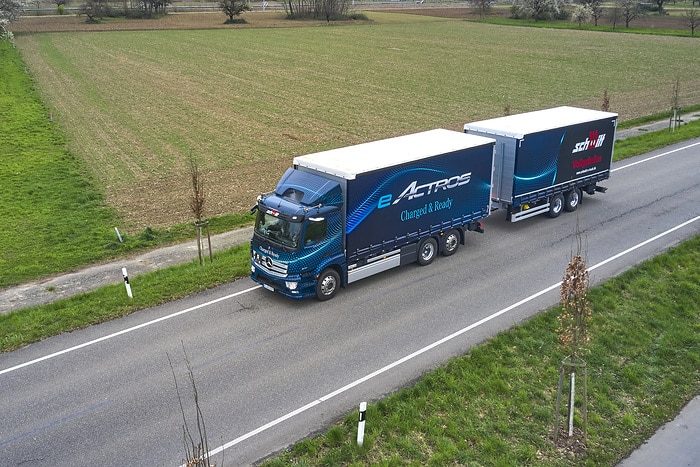 40 Tonnen Gesamtgewicht: batterieelektrischer eActros fährt jetzt mit Anhänger im Nordschwarzwald