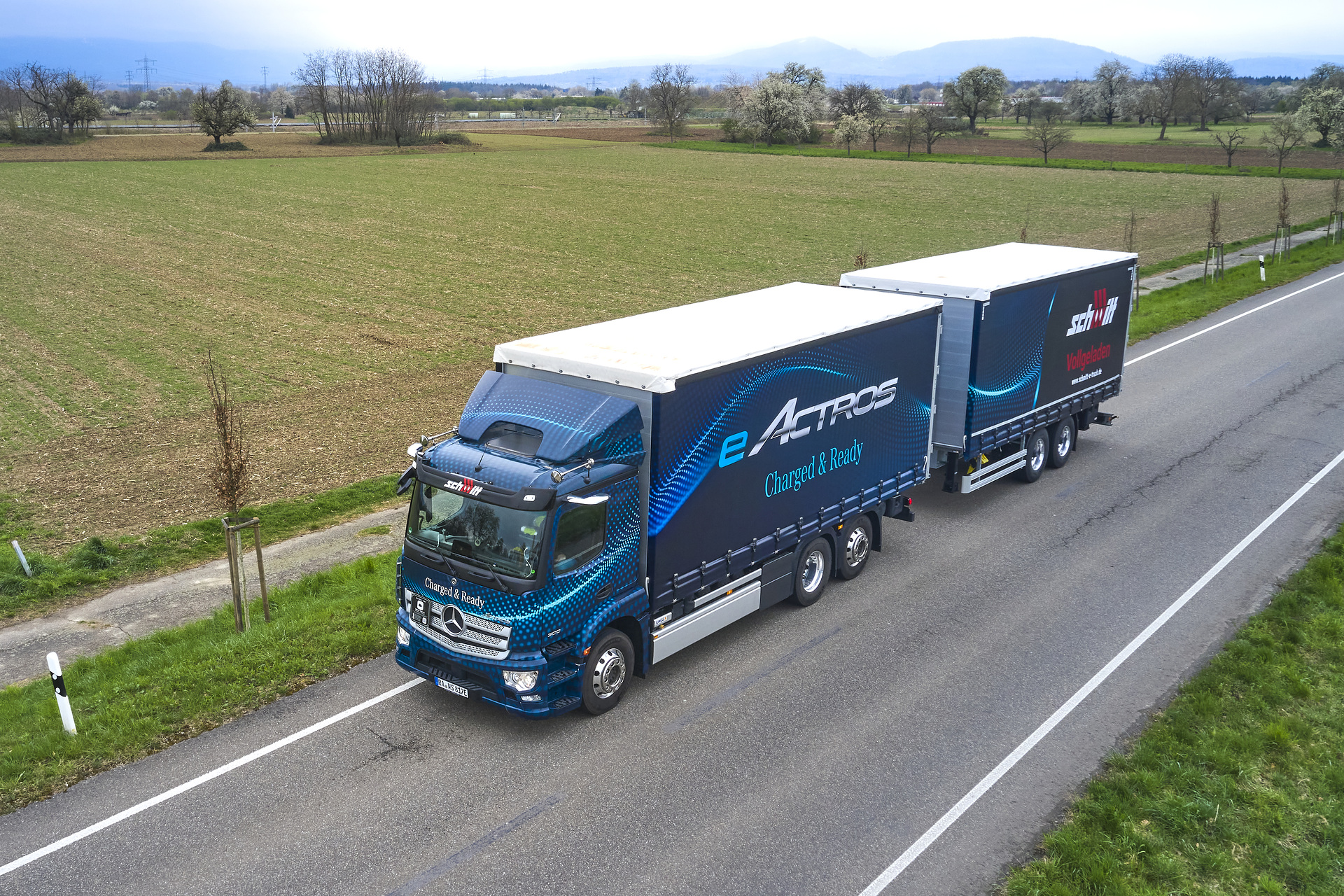 Gross total weight of 40 tons: the battery-powered eActros now on the road in the northern Black Forest with a trailer