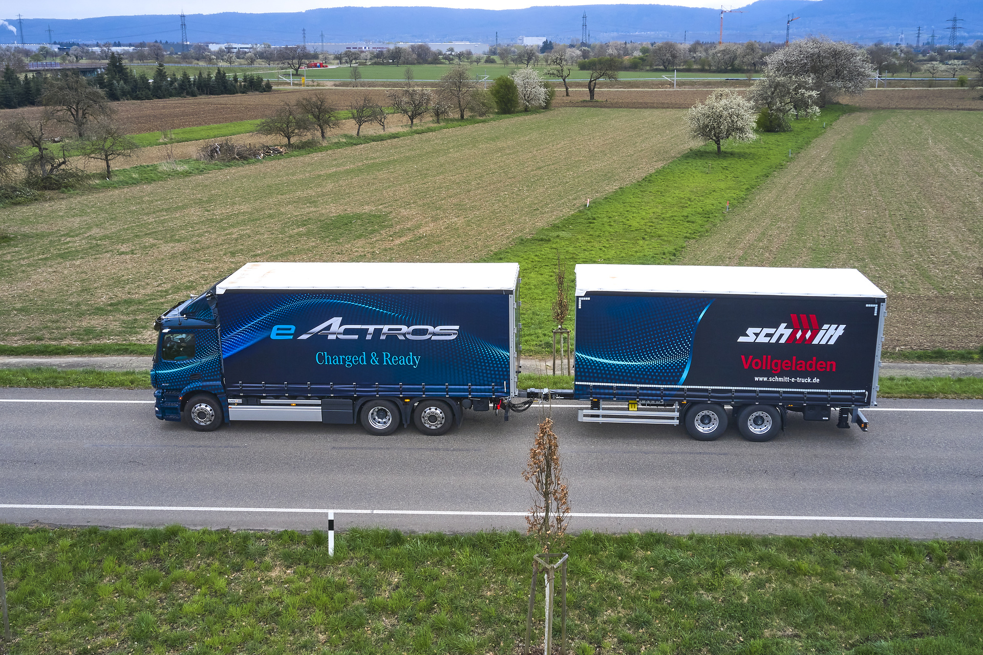 40 Tonnen Gesamtgewicht: batterieelektrischer eActros fährt jetzt mit Anhänger im Nordschwarzwald