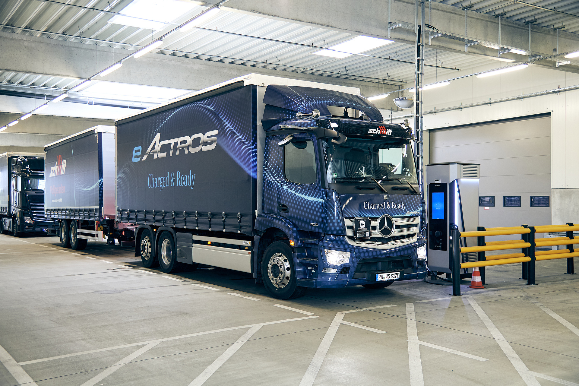 40 Tonnen Gesamtgewicht: batterieelektrischer eActros fährt jetzt mit Anhänger im Nordschwarzwald