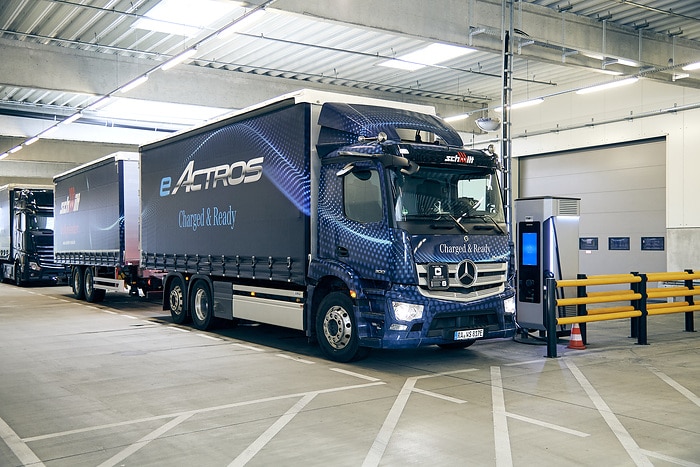 40 Tonnen Gesamtgewicht: batterieelektrischer eActros fährt jetzt mit Anhänger im Nordschwarzwald