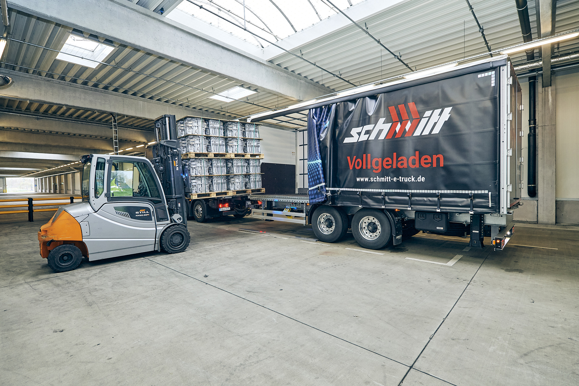 40 Tonnen Gesamtgewicht: Batterieelektrischer eActros fährt jetzt mit Anhänger im Nordschwarzwald 40 Tonnen Gesamtgewicht: batterieelektrischer eActros fährt jetzt mit Anhänger im Nordschwarzwald