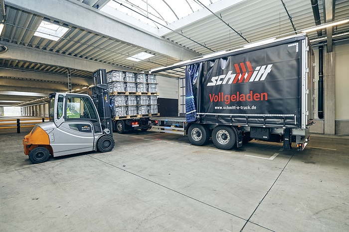 40 Tonnen Gesamtgewicht: batterieelektrischer eActros fährt jetzt mit Anhänger im Nordschwarzwald