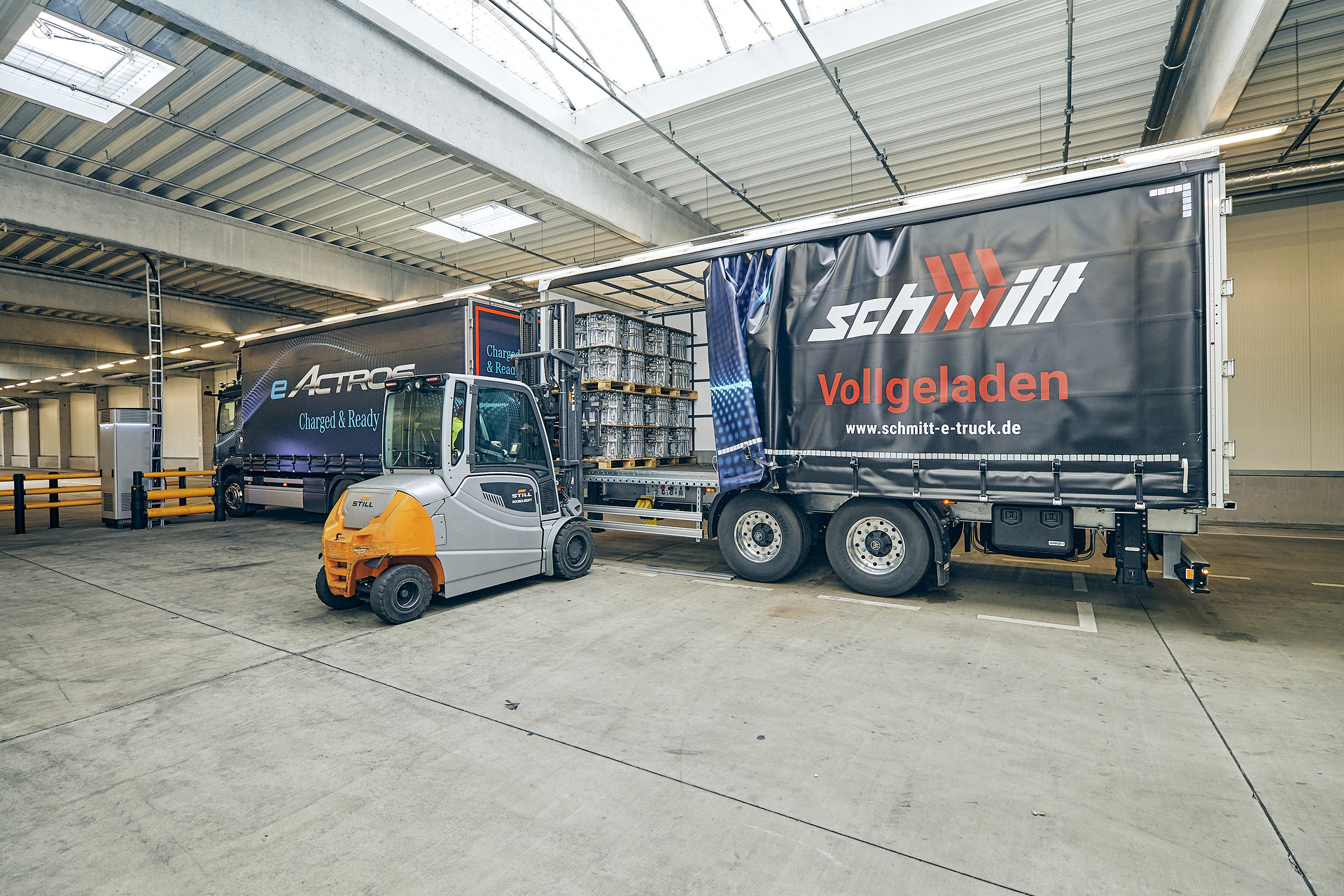 40 Tonnen Gesamtgewicht: Batterieelektrischer eActros fährt jetzt mit Anhänger im Nordschwarzwald 40 Tonnen Gesamtgewicht: batterieelektrischer eActros fährt jetzt mit Anhänger im Nordschwarzwald