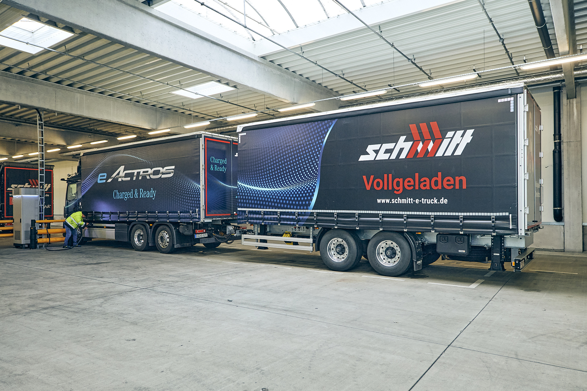 40 Tonnen Gesamtgewicht: Batterieelektrischer eActros fährt jetzt mit Anhänger im Nordschwarzwald 40 Tonnen Gesamtgewicht: batterieelektrischer eActros fährt jetzt mit Anhänger im Nordschwarzwald