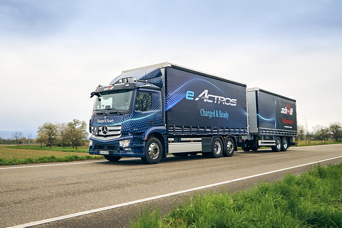 40 Tonnen Gesamtgewicht: batterieelektrischer eActros fährt jetzt mit Anhänger im Nordschwarzwald