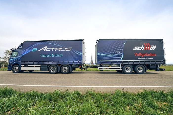 40 Tonnen Gesamtgewicht: batterieelektrischer eActros fährt jetzt mit Anhänger im Nordschwarzwald