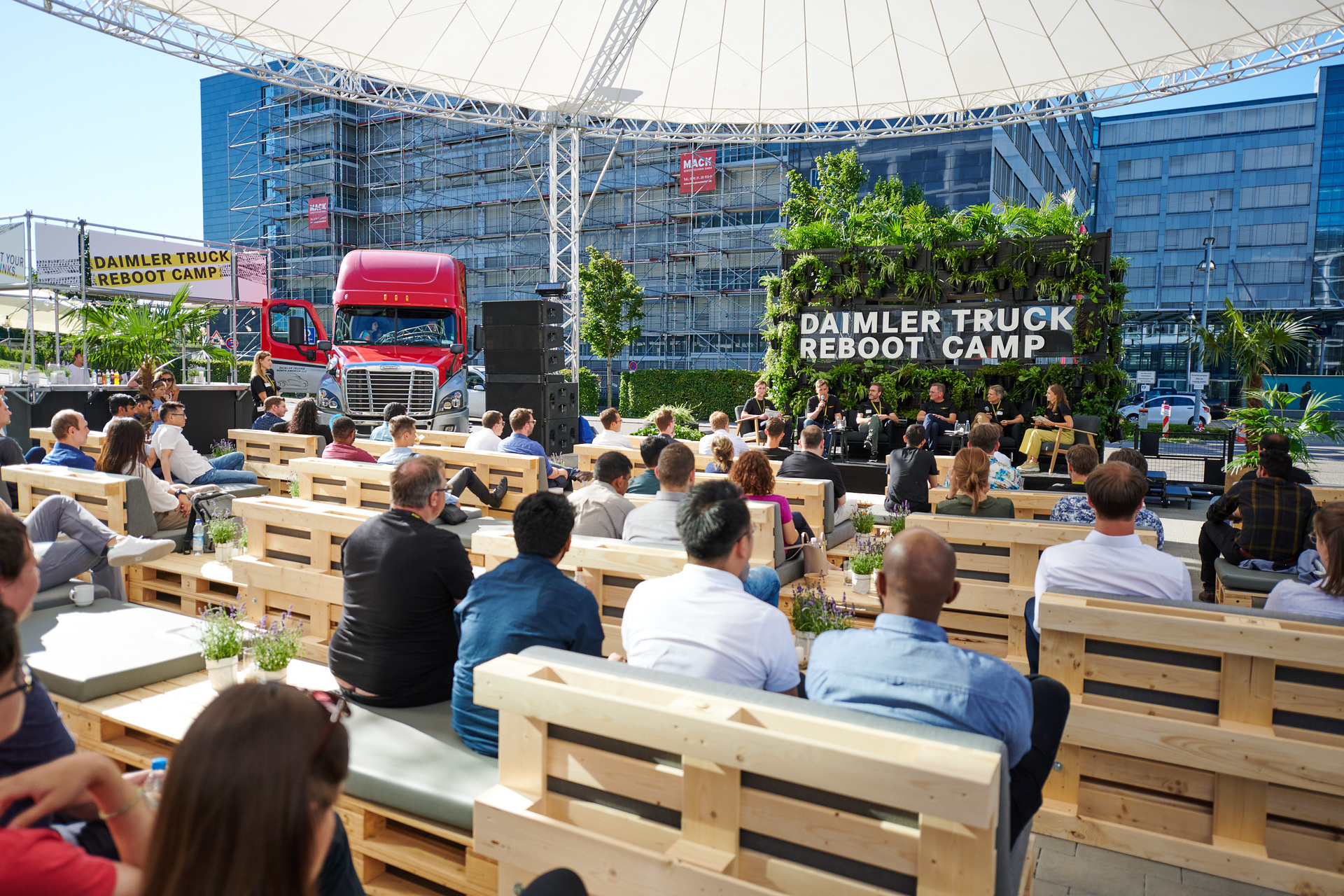 „Unsere Beschäftigten sind das Herzstück des Unternehmens“. Personalvorstand Jürgen Hartwig spricht im „be a mover Talk“ mit Jörg Howe über Daimler Truck als attraktiven Arbeitgeber, die Suche nach jungen Talenten und das emissionsfreie Fahre