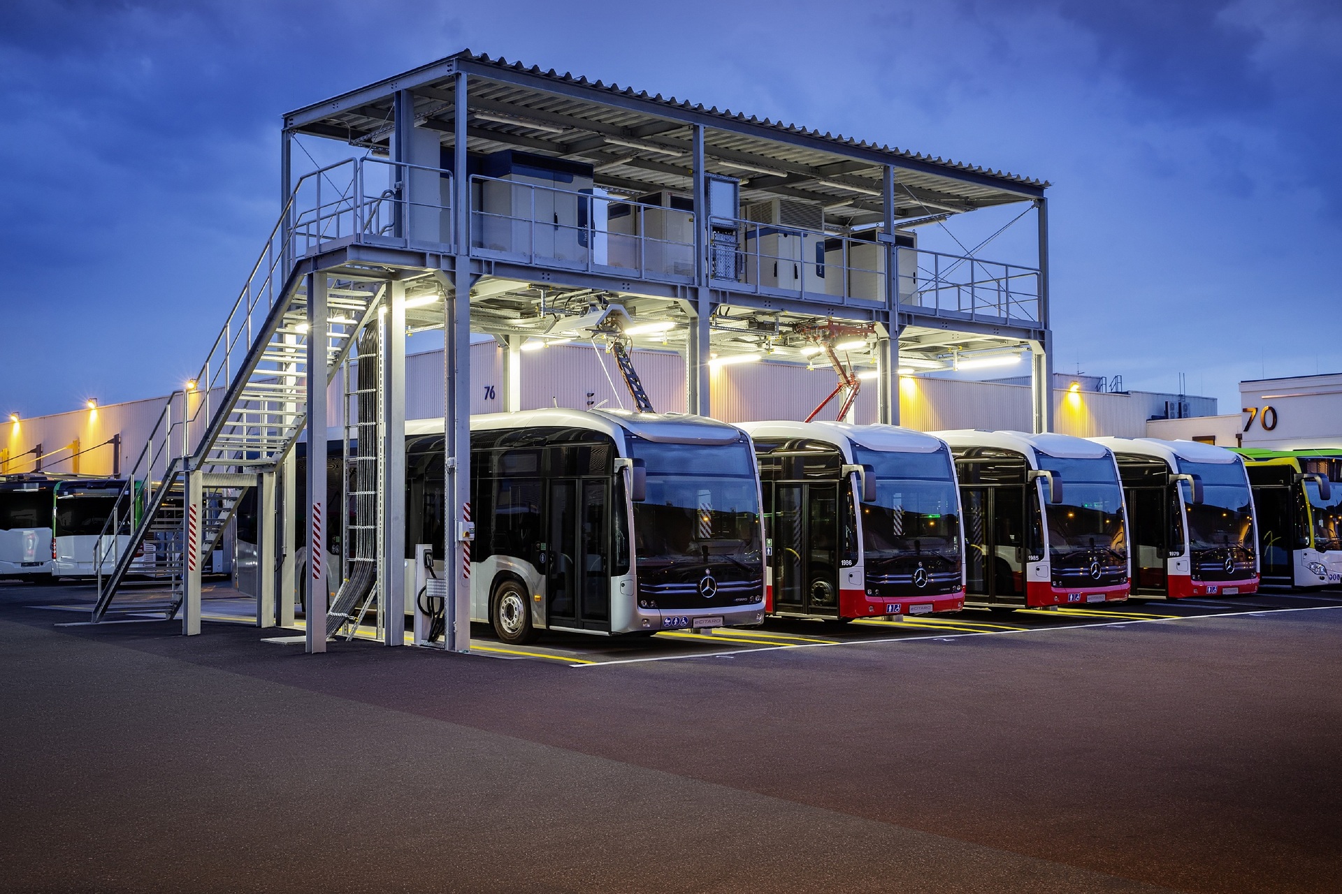 Neue zentrale Stromtankstelle im Omnibuswerk Mannheim für Mercedes-Benz eCitaro mit vollelektrischem Antrieb, Anschlussleistung: 1,2 Megawatt, 4 Stellplätze für Steckerladung, Pantograf und Ladeschiene. Sterne funkeln in Hamburg 100. Mercedes-Benz eCitaro an die Hamburger Hochbahn AG ausgeliefert