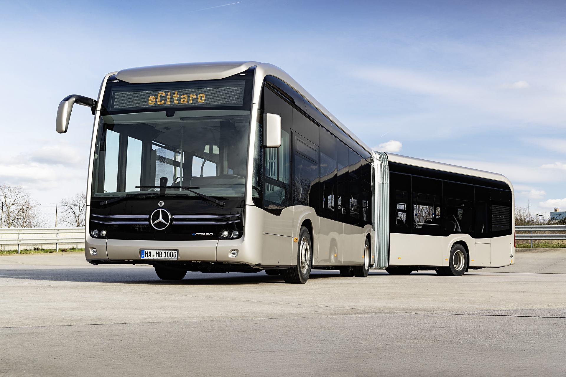 Mercedes-Benz eCitaro G mit vollelektrischem Antrieb, Exterieur, rauchsilber metallic, 2 x elektrischer Radnabenmotor, 2 x 125 kW, 2 x 485 Nm, 7 Festkörperbatterien, 63 kWh pro Festkörperbatterie, Preventive Brake Assist, Sideguard Assist, LED-Scheinwerfer, Länge/Breite/Höhe: 18.125 /2.550/3.400 mm, Beförderungskapazität: 1/157 Sterne funkeln in Hamburg 100. Mercedes-Benz eCitaro an die Hamburger Hochbahn AG ausgeliefert
