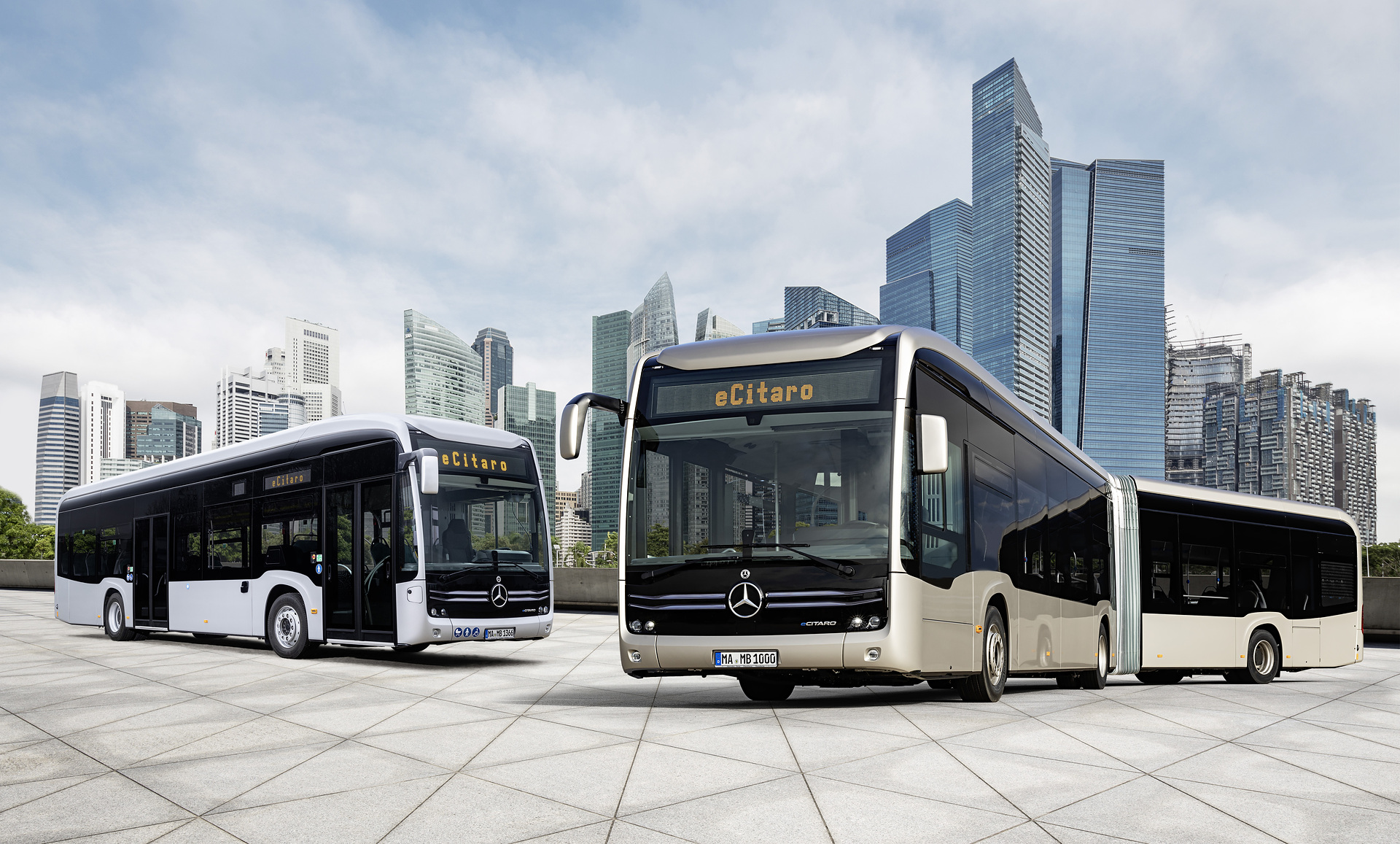 Rechts: Mercedes-Benz eCitaro G mit vollelektrischem Antrieb, Exterieur, rauchsilber metallic, 2 x elektrischer Radnabenmotor, 2 x 125 kW, 2 x 485 Nm, 7 Festkörperbatterien, 63 kWh pro Festkörperbatterie, Preventive Brake Assist, Sideguard Assist, LED-Scheinwerfer, Länge/Breite/Höhe: 18.125 /2.550/3.400 mm, Beförderungskapazität: 1/157. Links: Mercedes-Benz eCitaro mit vollelektrischem Antrieb, Exterieur, silber metallic, 2 x elektrischer Radnabenmotor, 2 x 125 kW, 2 x 485 Nm, 7 Festkörperbatterien, 63 kWh pro Festkörperbatterie, Sideguard Assist, LED-Scheinwerfer, Länge/Breite/Höhe: 12.135 /2.550/3.400 mm, Beförderungskapazität: 1/86 Sterne funkeln in Hamburg 100. Mercedes-Benz eCitaro an die Hamburger Hochbahn AG ausgeliefert