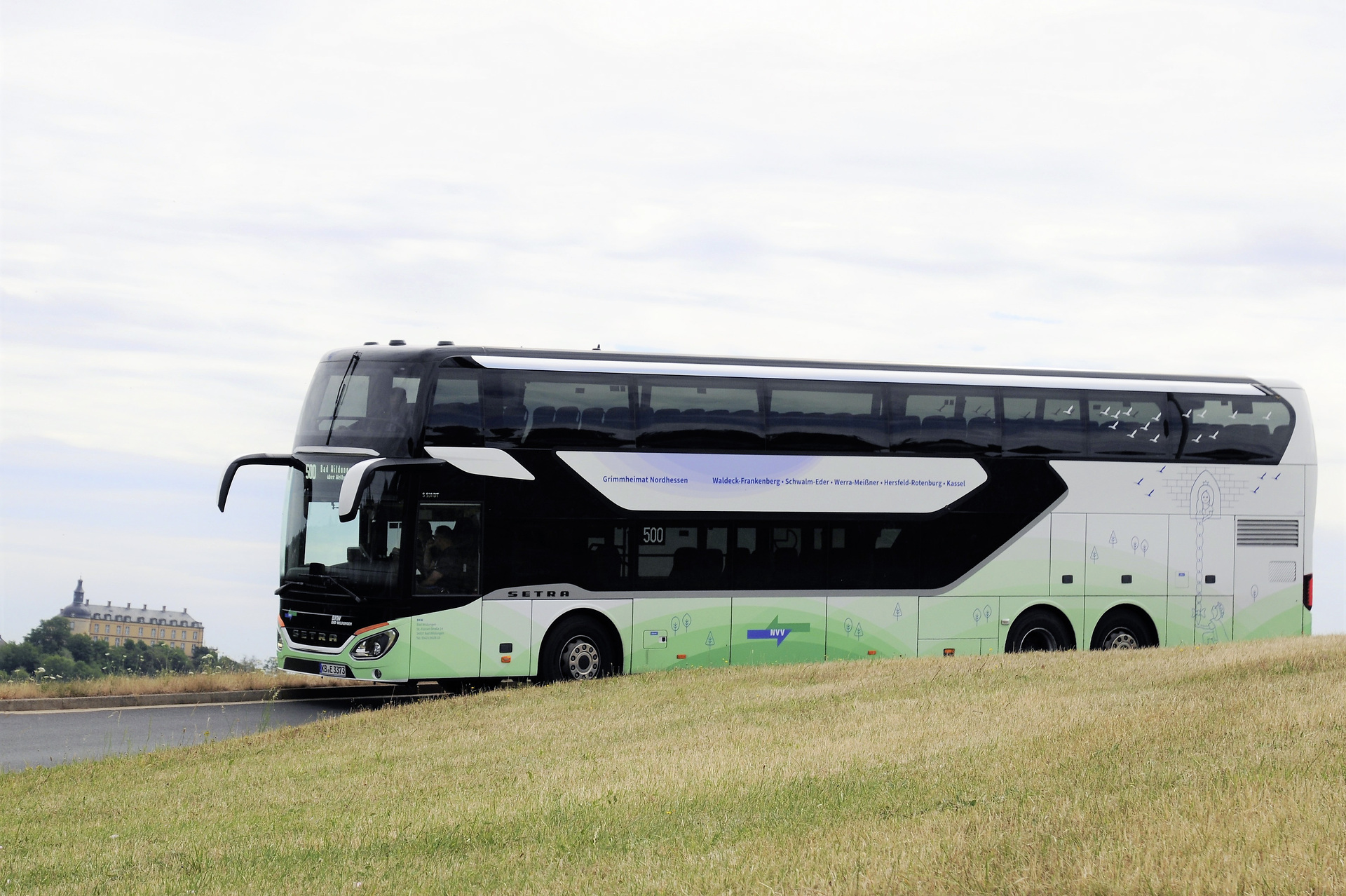 Die Doppelstockbusse S 531 DT sind im Auftrag des Nordhessischen Verkehrsverbundes (NVV) unterwegs. Mit Setra über die Deutsche Märchenstraße