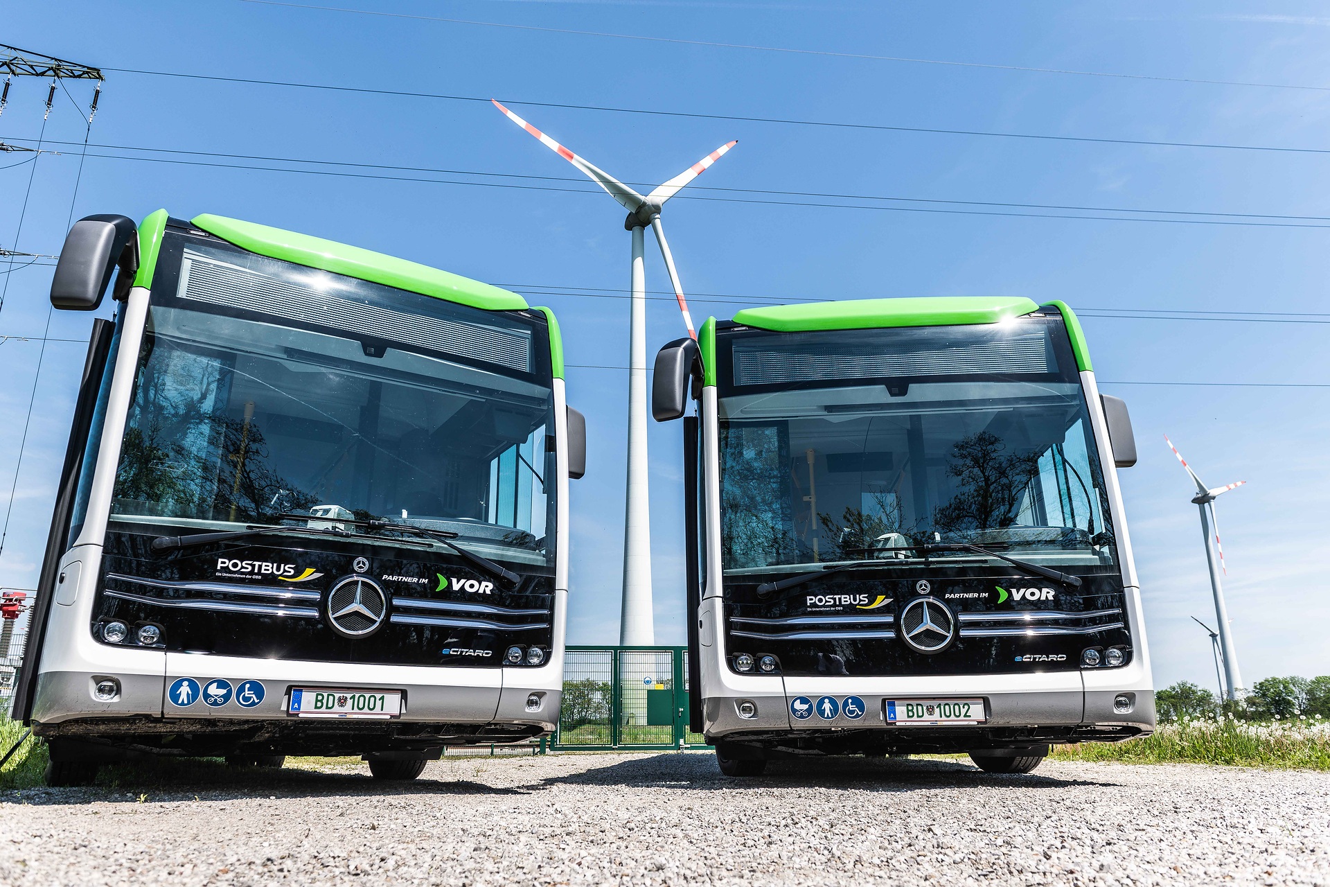 Zwei von elf eCitaro am EVN Windpark Tattendorf Premiere in Österreich: Elf Mercedes-Benz eCitaro stehen kurz vor dem ersten Linieneinsatz im südlichen Weinviertel