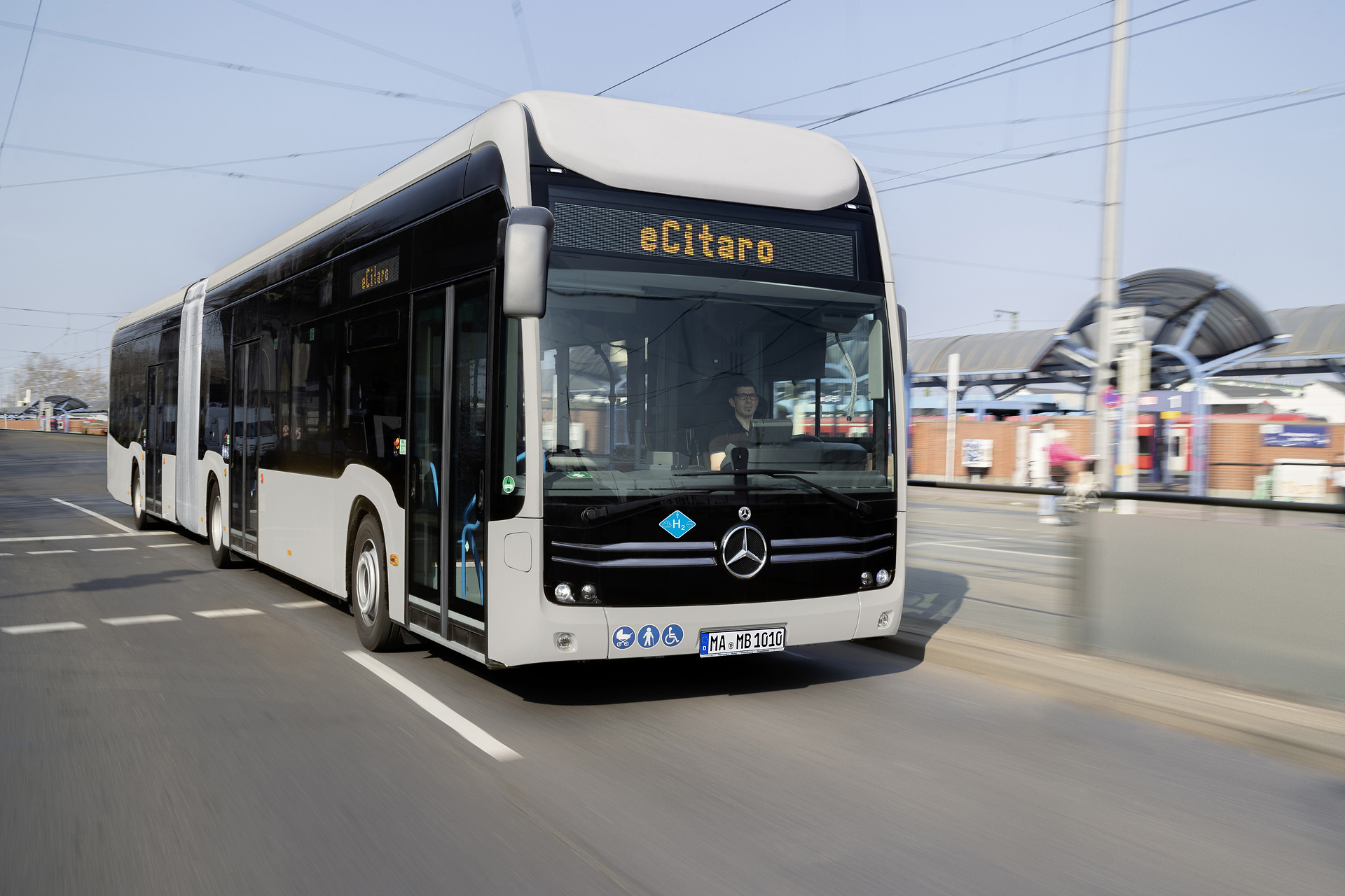 Mercedes-Benz eCitaro G Range Extender with all-electric drive,NMC 3 battery, fuell cell, hydrogen tanks, exterior, smoke silver metallic, 2 x electric hub motor, 2 x 125 kW, 2 x 485 Nm, 98 kWh per battery pack, three-door, LED headlamps, length/width/height: 18125 /2550/3400 mm, passenger capacity: max. 1/130. Daimler Buses at InnoTrans 2022 trade fair in Berlin: Premiere of the new Omniplus On Uptime pro service