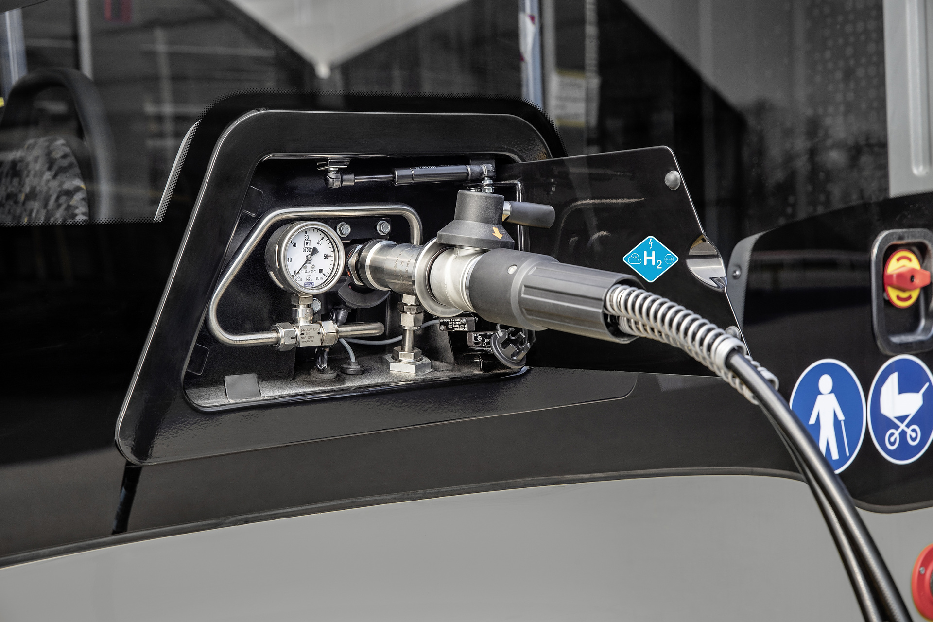 Mercedes-Benz eCitaro G Range Extender with all-electric drive,NMC 3 battery, fuell cell, hydrogen tanks, exterior, smoke silver metallic, 2 x electric hub motor, 2 x 125 kW, 2 x 485 Nm, 98 kWh per battery pack, three-door, LED headlamps, length/width/height: 18125 /2550/3400 mm, passenger capacity: max. 1/130. Daimler Buses at InnoTrans 2022 trade fair in Berlin: Premiere of the new Omniplus On Uptime pro service