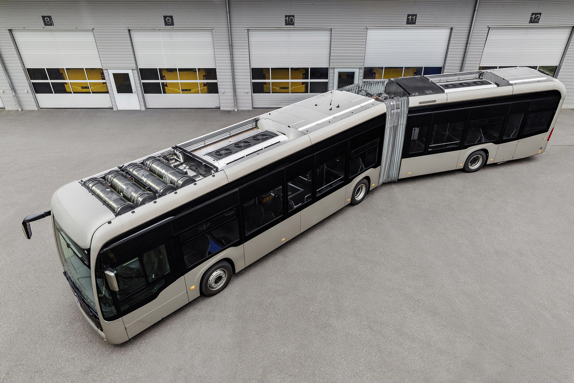 Mercedes-Benz eCitaro G Range Extender with all-electric drive,NMC 3 battery, fuell cell, hydrogen tanks, exterior, smoke silver metallic, 2 x electric hub motor, 2 x 125 kW, 2 x 485 Nm, 98 kWh per battery pack, three-door, LED headlamps, length/width/height: 18125 /2550/3400 mm, passenger capacity: max. 1/130. Daimler Buses at InnoTrans 2022 trade fair in Berlin: Premiere of the new Omniplus On Uptime pro service