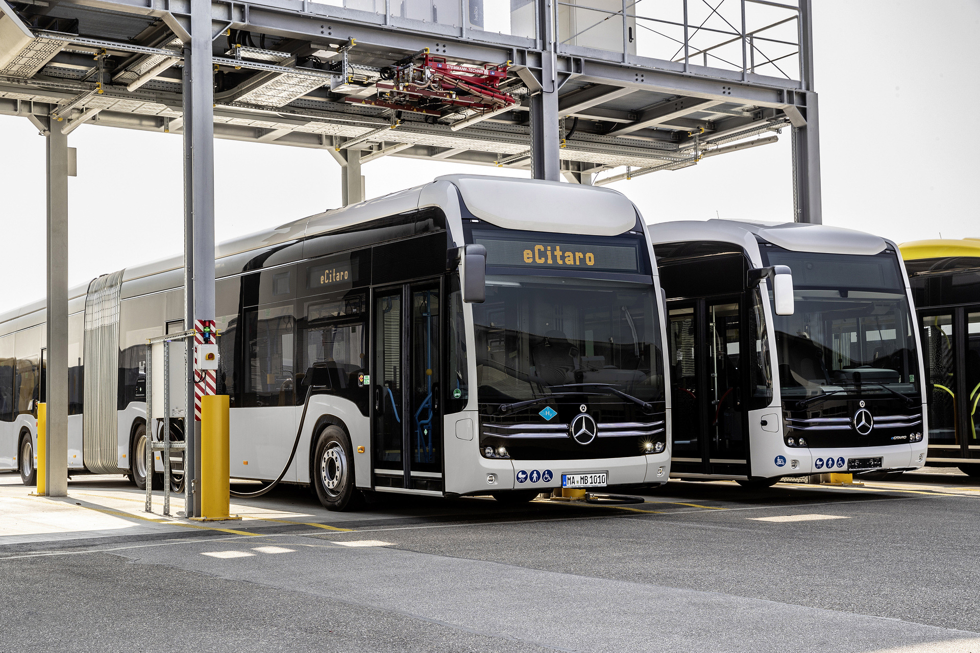 Mercedes-Benz eCitaro G Range Extender with all-electric drive,NMC 3 battery, fuell cell, hydrogen tanks, exterior, smoke silver metallic, 2 x electric hub motor, 2 x 125 kW, 2 x 485 Nm, 98 kWh per battery pack, three-door, LED headlamps, length/width/height: 18125 /2550/3400 mm, passenger capacity: max. 1/130. Daimler Buses at InnoTrans 2022 trade fair in Berlin: Premiere of the new Omniplus On Uptime pro service