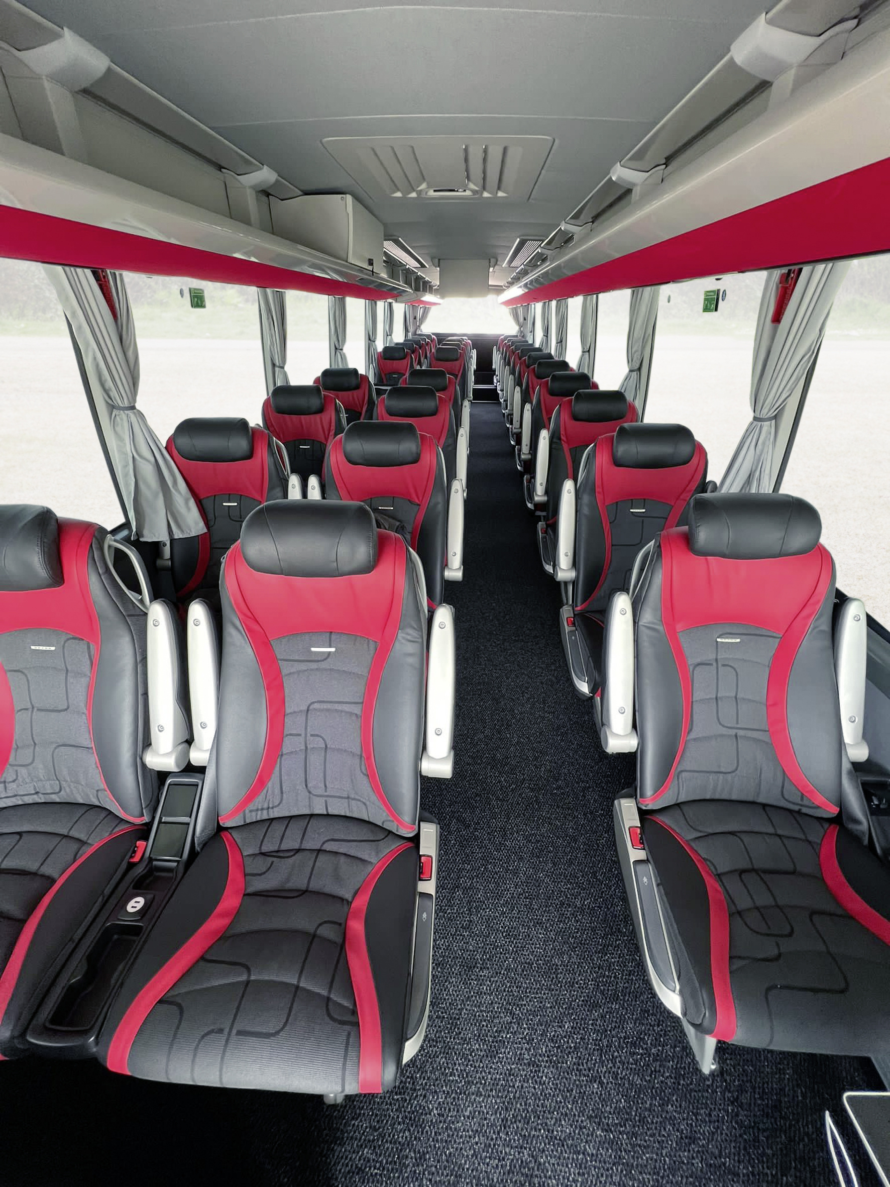 The new S 515 HD from Donell Gruppenreisen GmbH is equipped with a space-saving 2+1 seating configuration. Donell Gruppenreisen: Spacious, new Setra