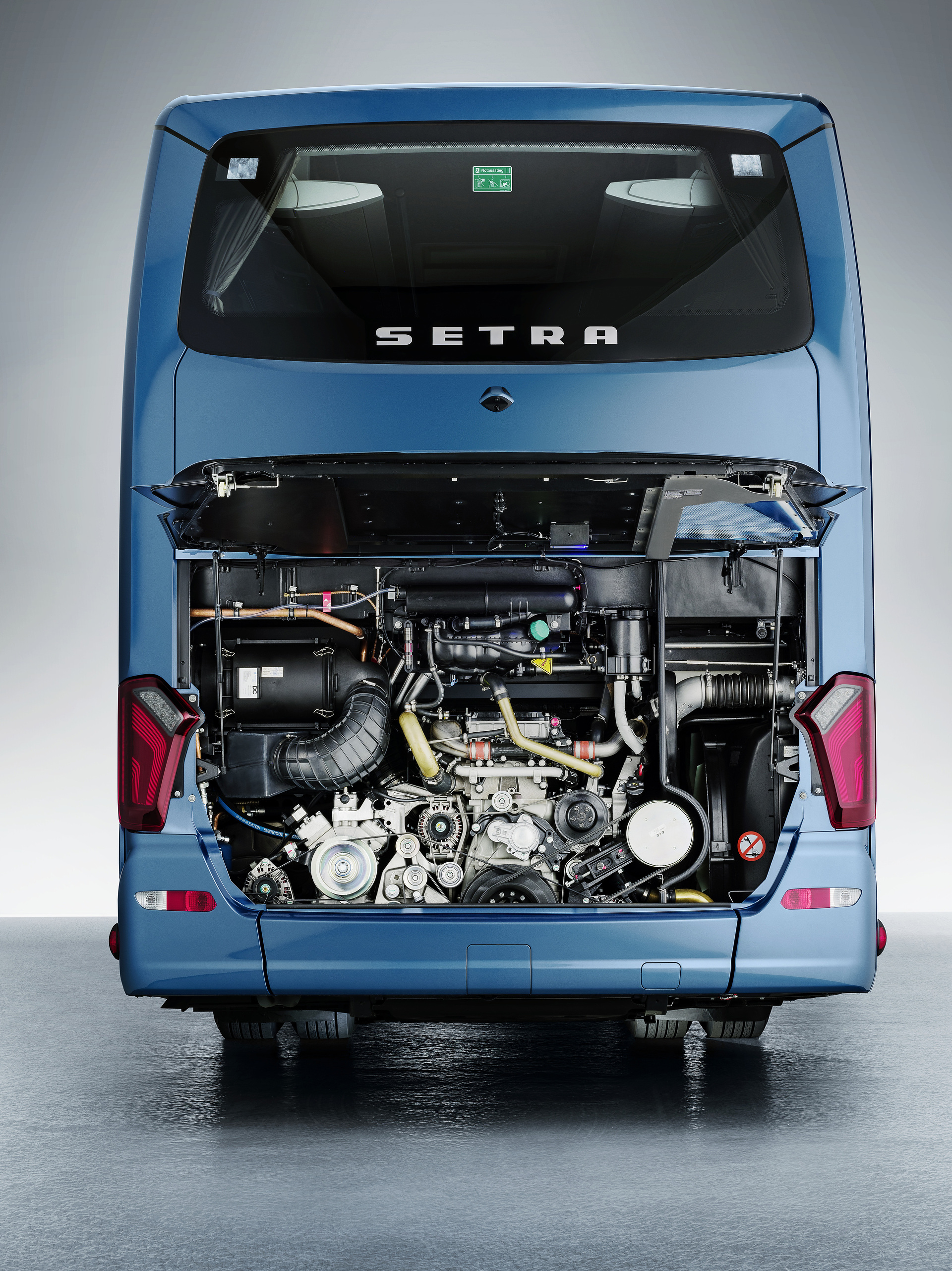 Setra Reisebusse 2022, Setra ComfortClass 515 HD, Exterieur, Denim-Blau metallic, OM 470 mit 335 kW (456 PS), 10,7 L Hubraum, 8-Gang Mercedes PowerShift 3, Active Brake Assist 5, Predictive Powertrain Control, Active Drive Assist 2, Driver Score, Spur-Assistant, Sideguard Assist, 360 Grad Kamera, LED-Scheinwerfer, Länge/Breite/Höhe: 12.295/2.550/3.770 mm, Bestuhlung: 1/44 Setra ComfortClass