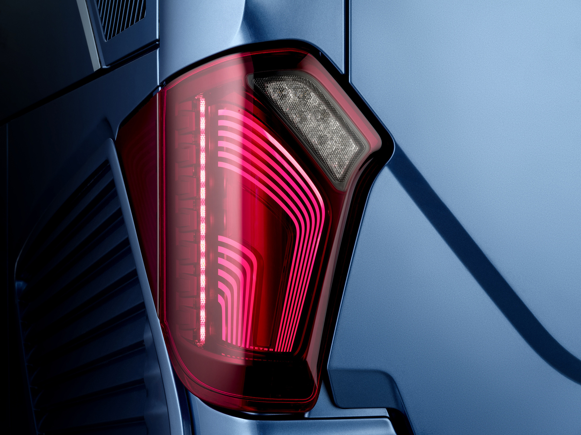 Setra Reisebusse 2022, Setra ComfortClass 515 HD, Exterieur, Denim-Blau metallic, OM 470 mit 335 kW (456 PS), 10,7 L Hubraum, 8-Gang Mercedes PowerShift 3, Active Brake Assist 5, Predictive Powertrain Control, Active Drive Assist 2, Driver Score, Spur-Assistant, Sideguard Assist, 360 Grad Kamera, LED-Scheinwerfer, Länge/Breite/Höhe: 12.295/2.550/3.770 mm, Bestuhlung: 1/44 Setra ComfortClass