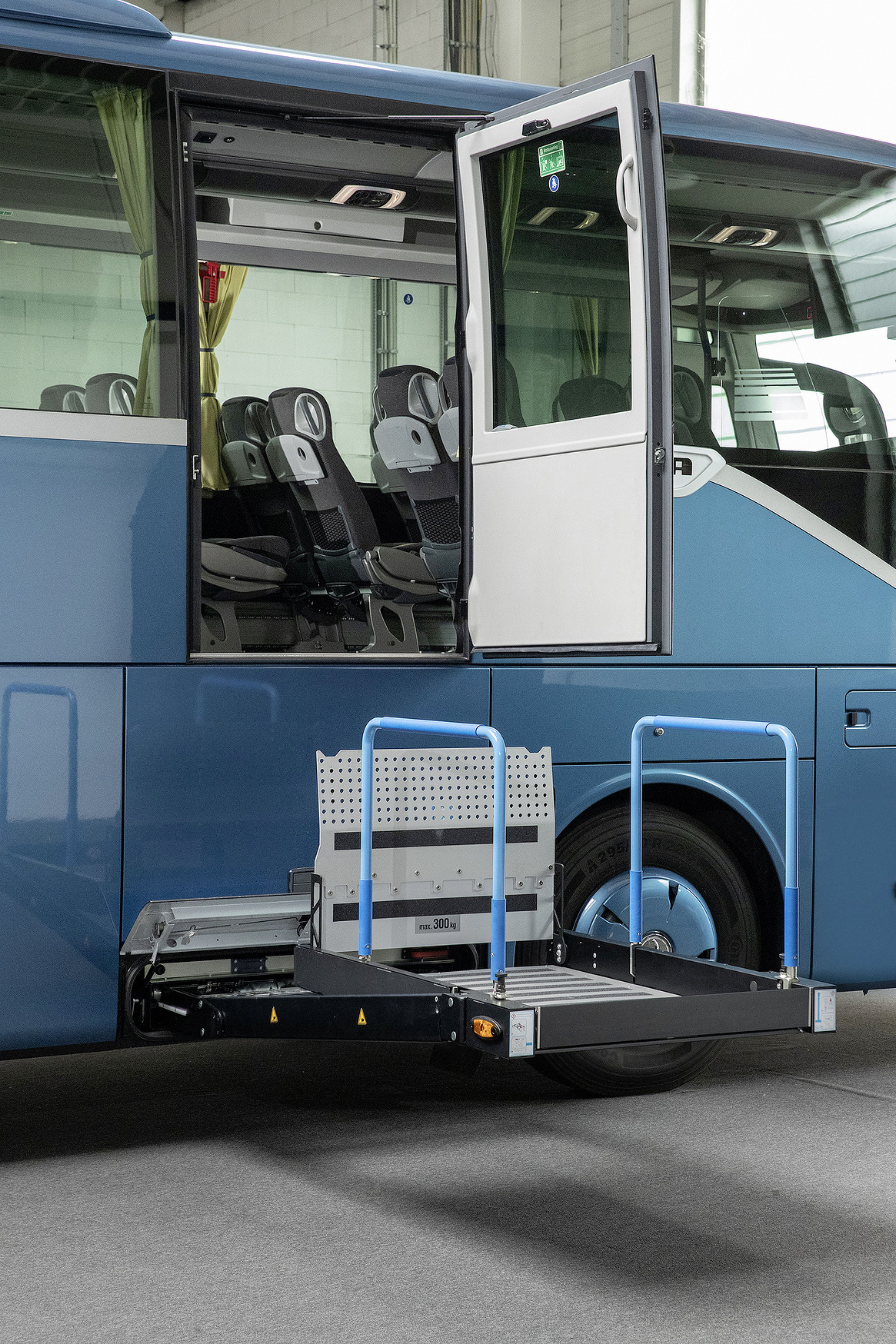 Setra Reisebusse 2022, Setra ComfortClass 515 HD, Exterieur, Denim-Blau metallic, OM 470 mit 335 kW (456 PS), 10,7 L Hubraum, 8-Gang Mercedes PowerShift 3, Active Brake Assist 5, Predictive Powertrain Control, Active Drive Assist 2, Driver Score, Spur-Assistant, Sideguard Assist, 360 Grad Kamera, LED-Scheinwerfer, Länge/Breite/Höhe: 12.295/2.550/3.770 mm, Bestuhlung: 1/44 Setra ComfortClass